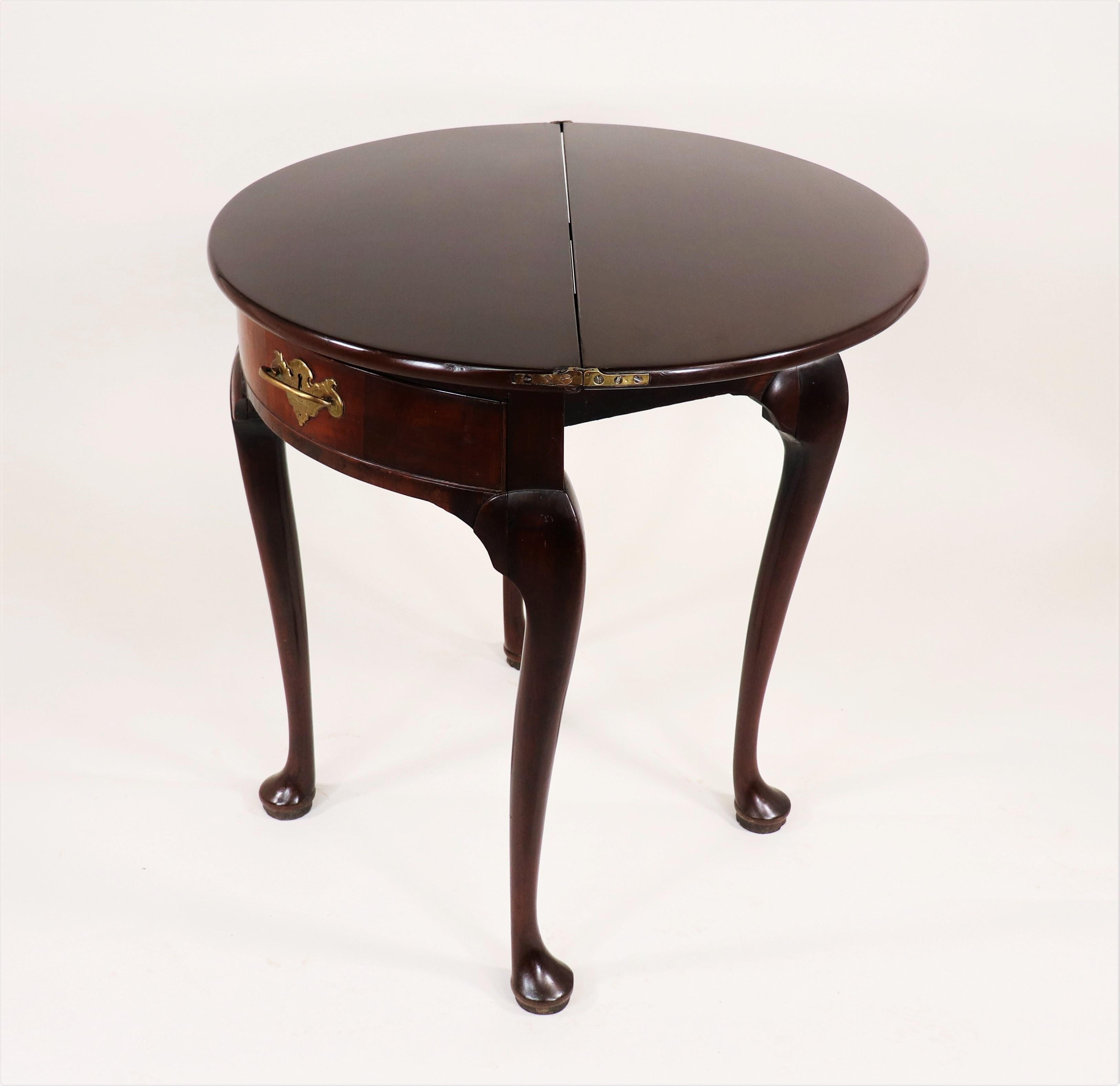 Belle table demi-lune anglaise George III en acajou avec deux tiroirs pivotants Bon état - En vente à Chicago, IL