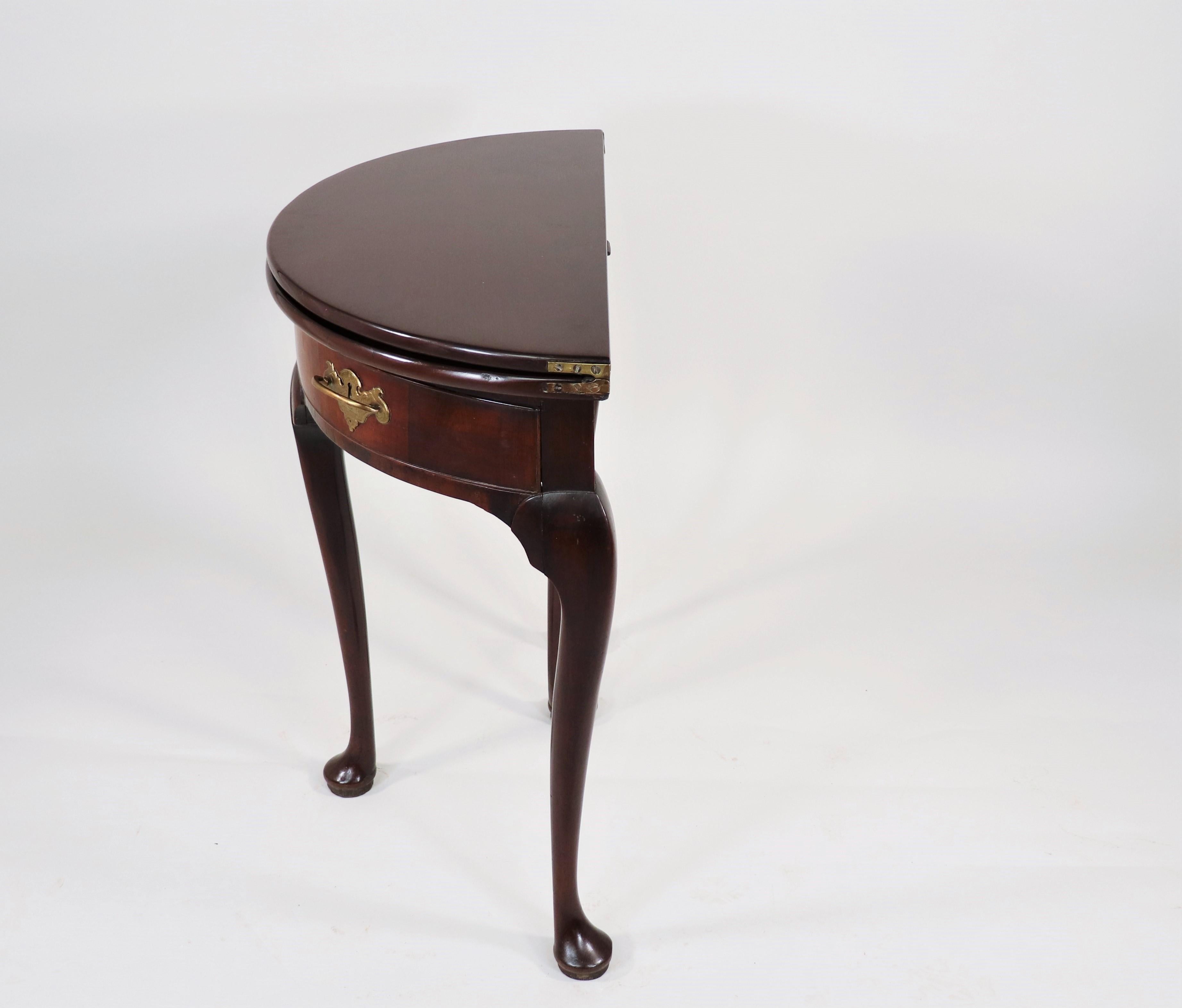 XVIIIe siècle Belle table demi-lune anglaise George III en acajou avec deux tiroirs pivotants en vente