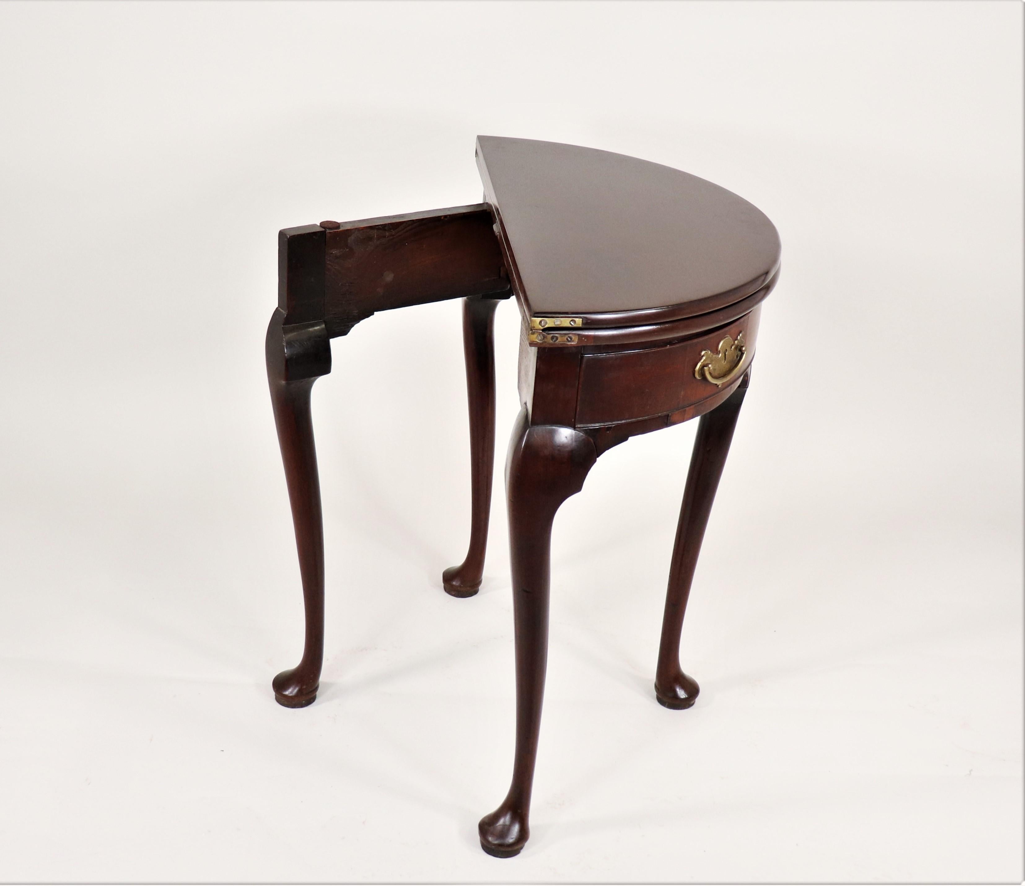 Acajou Belle table demi-lune anglaise George III en acajou avec deux tiroirs pivotants en vente
