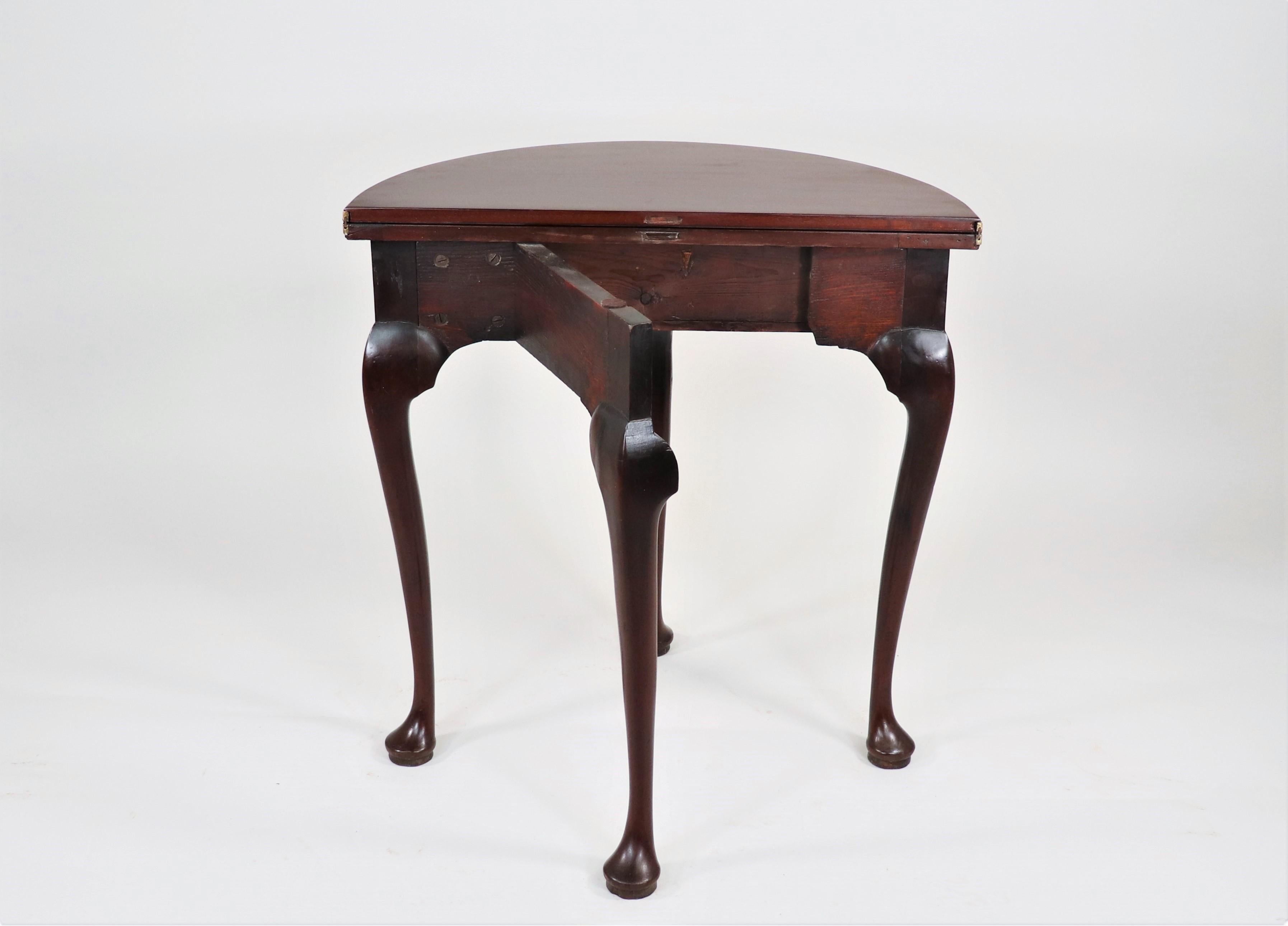 Belle table demi-lune anglaise George III en acajou avec deux tiroirs pivotants en vente 1