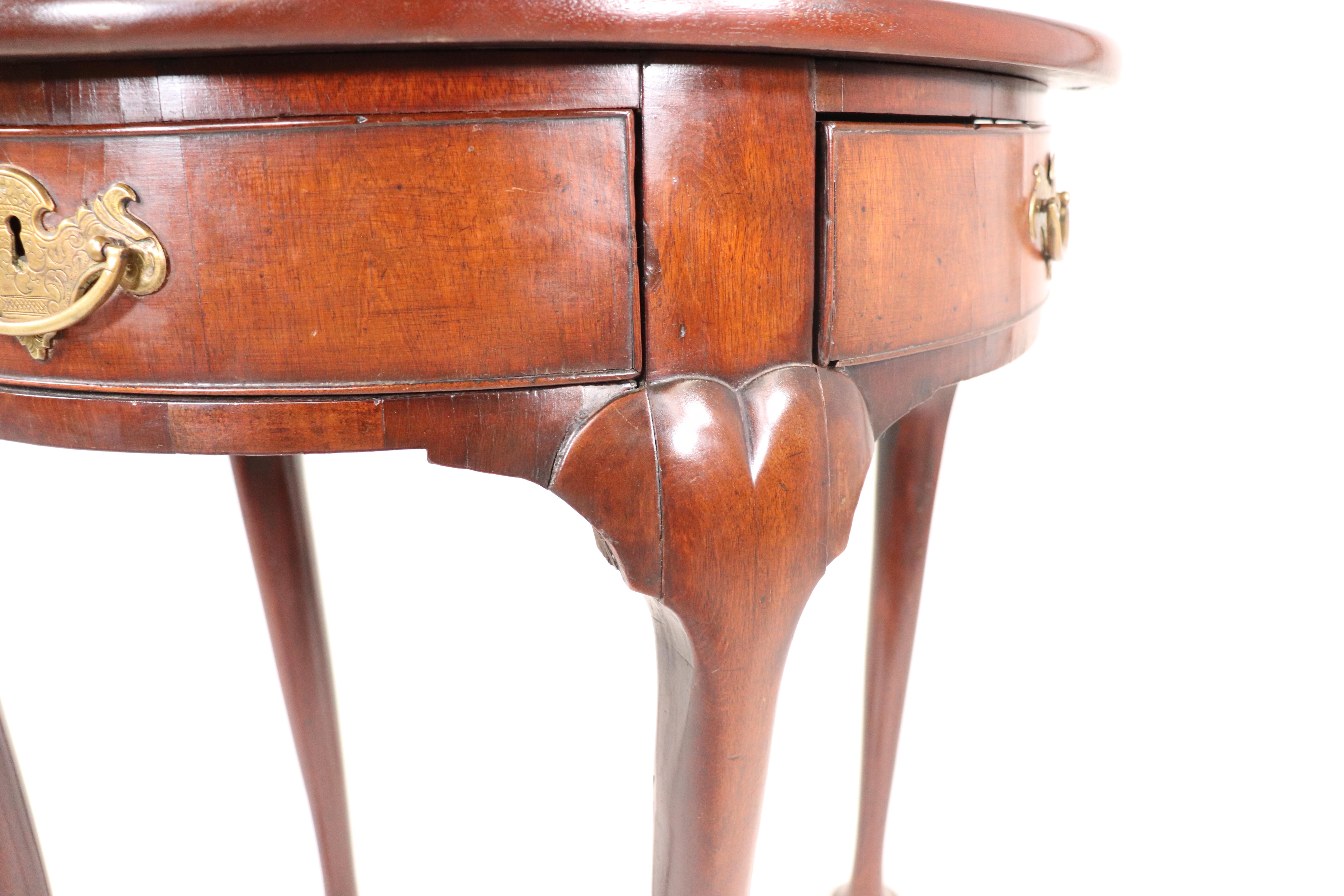 Belle table demi-lune anglaise George III en acajou avec deux tiroirs pivotants en vente 4