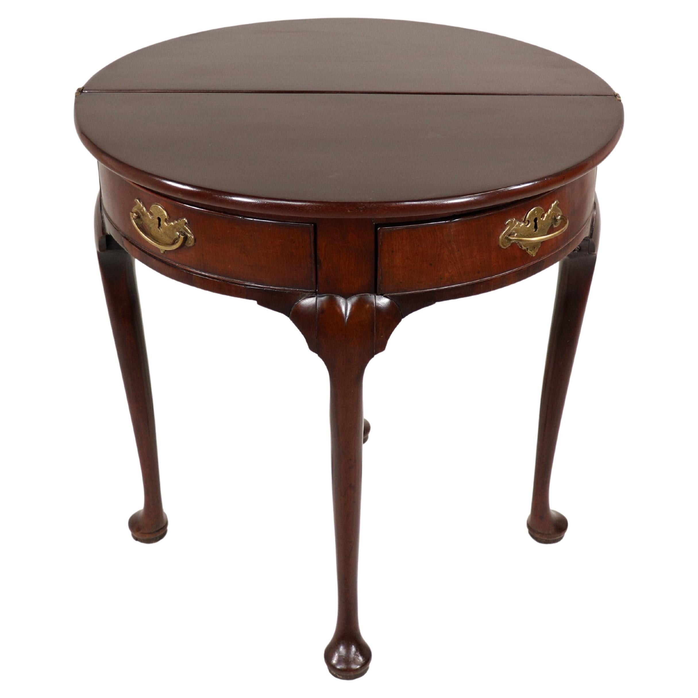 Belle table demi-lune anglaise George III en acajou avec deux tiroirs pivotants en vente