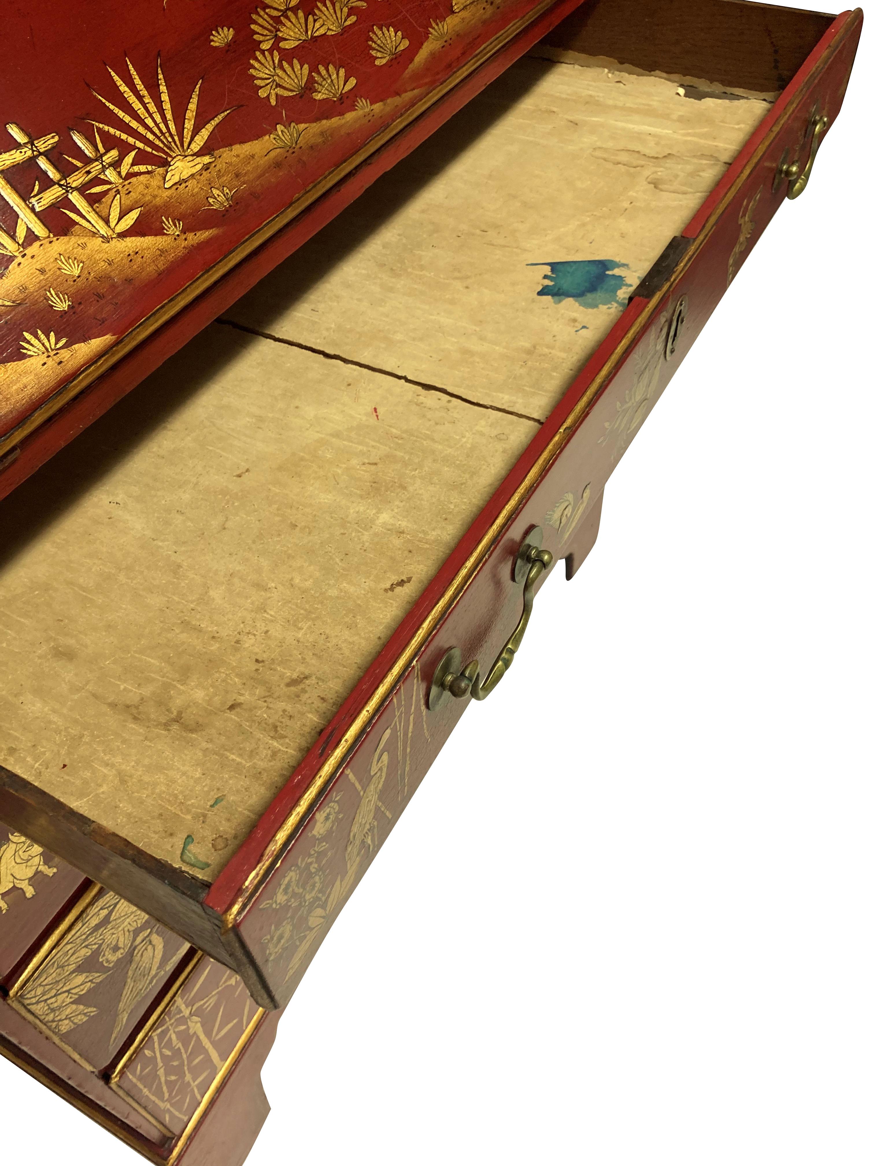 Fine George III Gilt-Japanned Scarlet Secretaire In Good Condition In London, GB