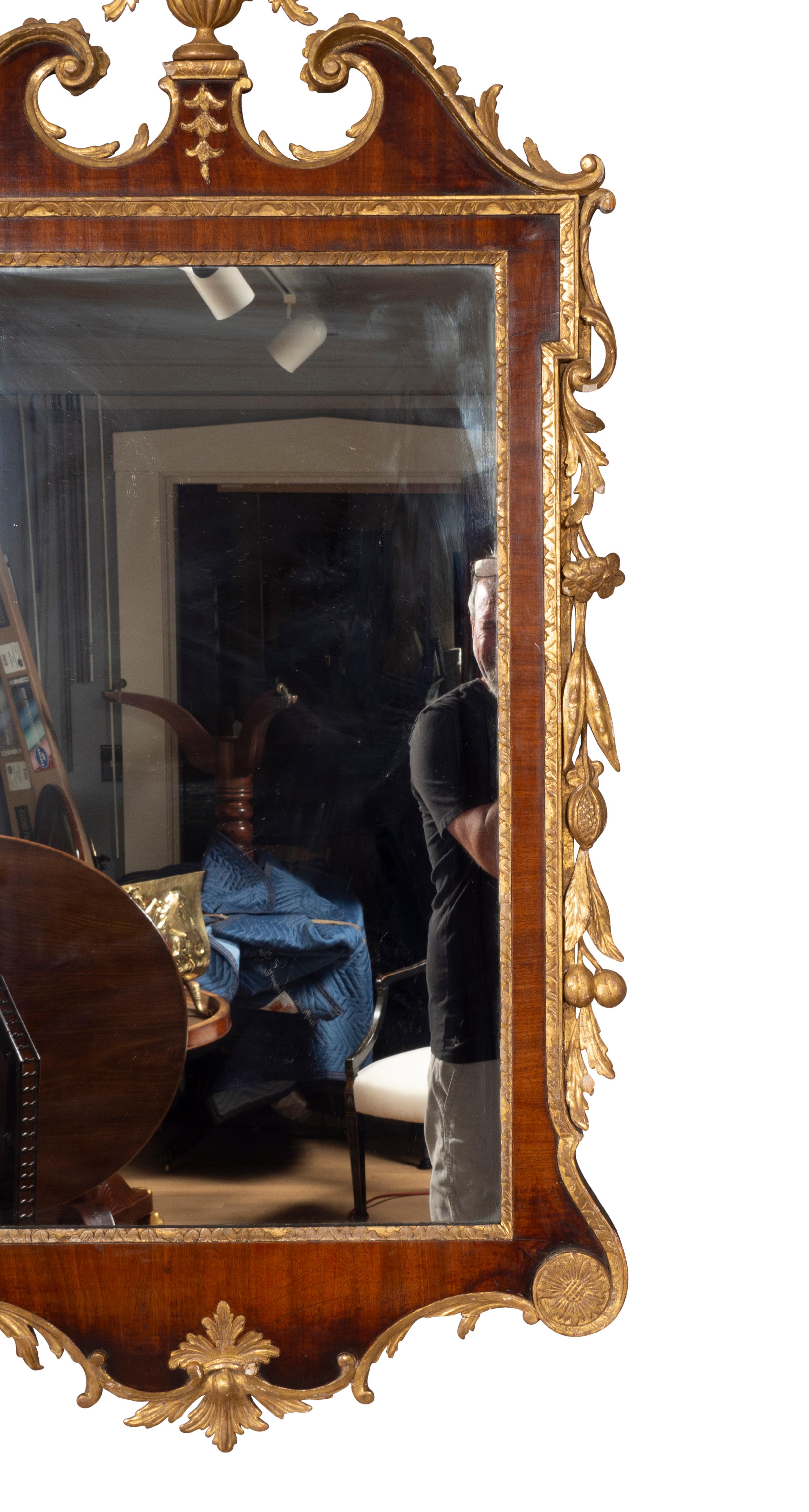 Fine George III Mahogany and Parcel Gilt Mirror In Good Condition For Sale In Essex, MA