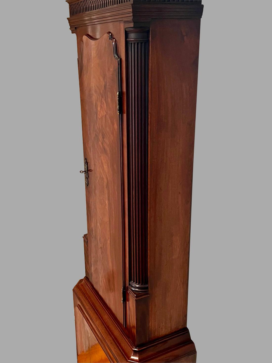 Fine George III Mahogany Tall Case Clock by William Barker 8 Day Time and Strike en venta 5