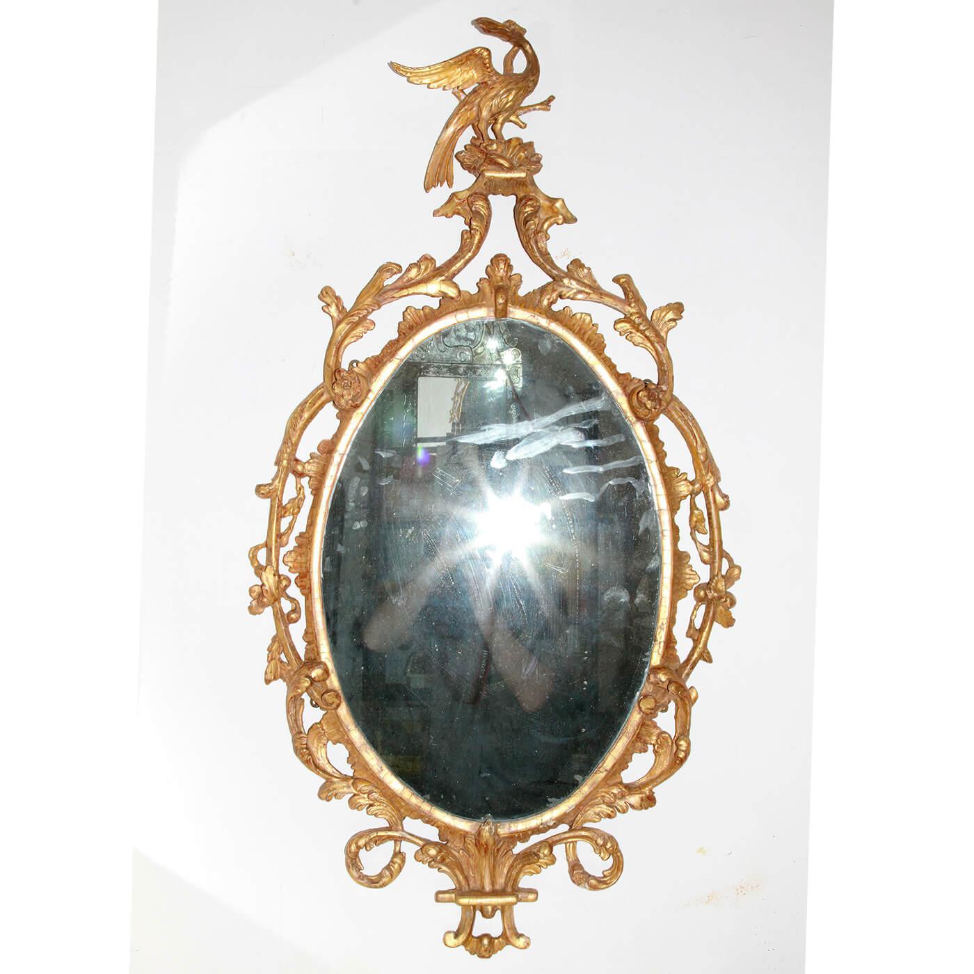 Ein feiner und seltener ovaler Spiegel aus geschnitztem Goldholz von George III. mit einem geschnitzten Phönix-Aufsatz, einem kunstvoll geschnitzten durchbrochenen Rahmen mit geschnitztem Akanthus und Eichenblättern. Mit einer originalen