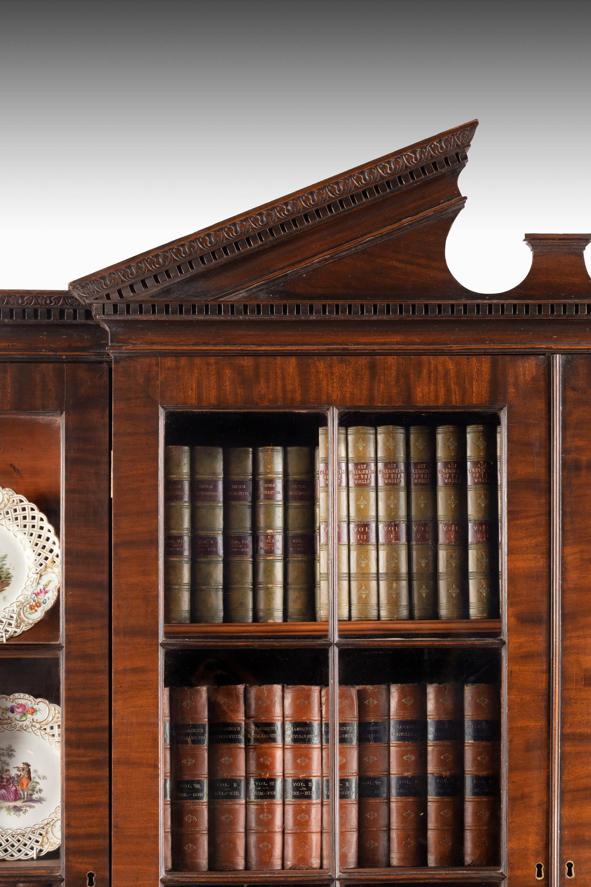 Fine George III Period Mahogany Breakfront Bookcase In Good Condition In Peterborough, Northamptonshire