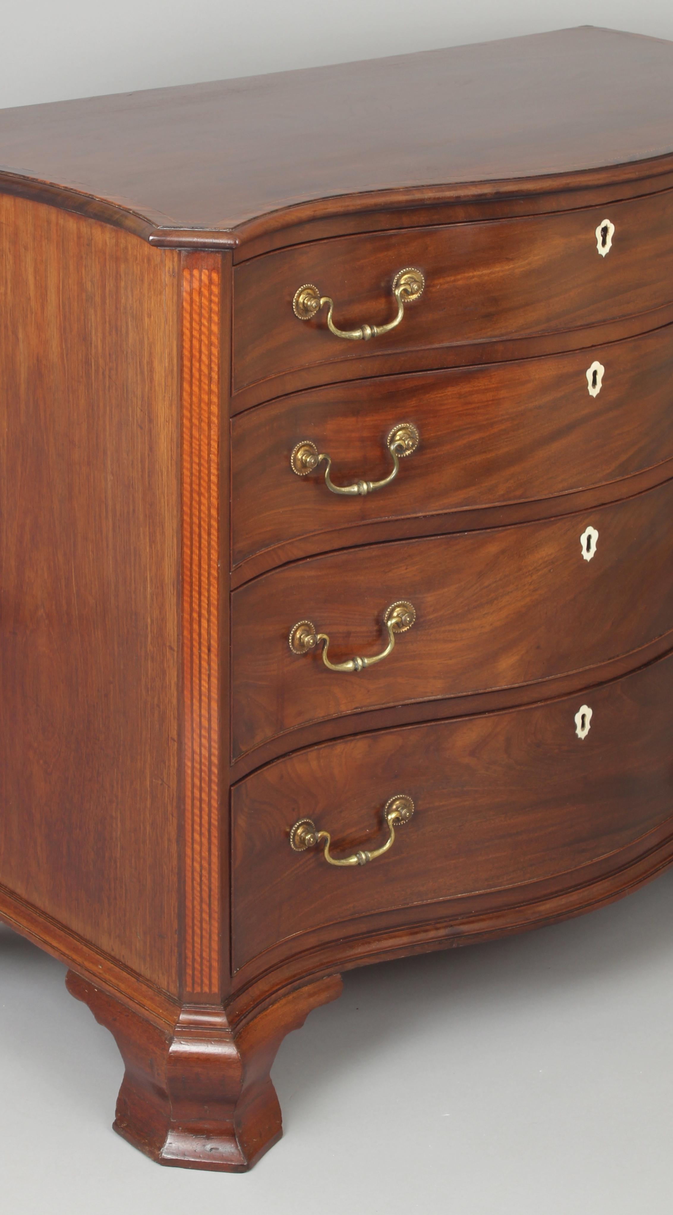 Fine George III Period Mahogany Serpentine Dressing-Chest of Small Proportions (George III.) im Angebot