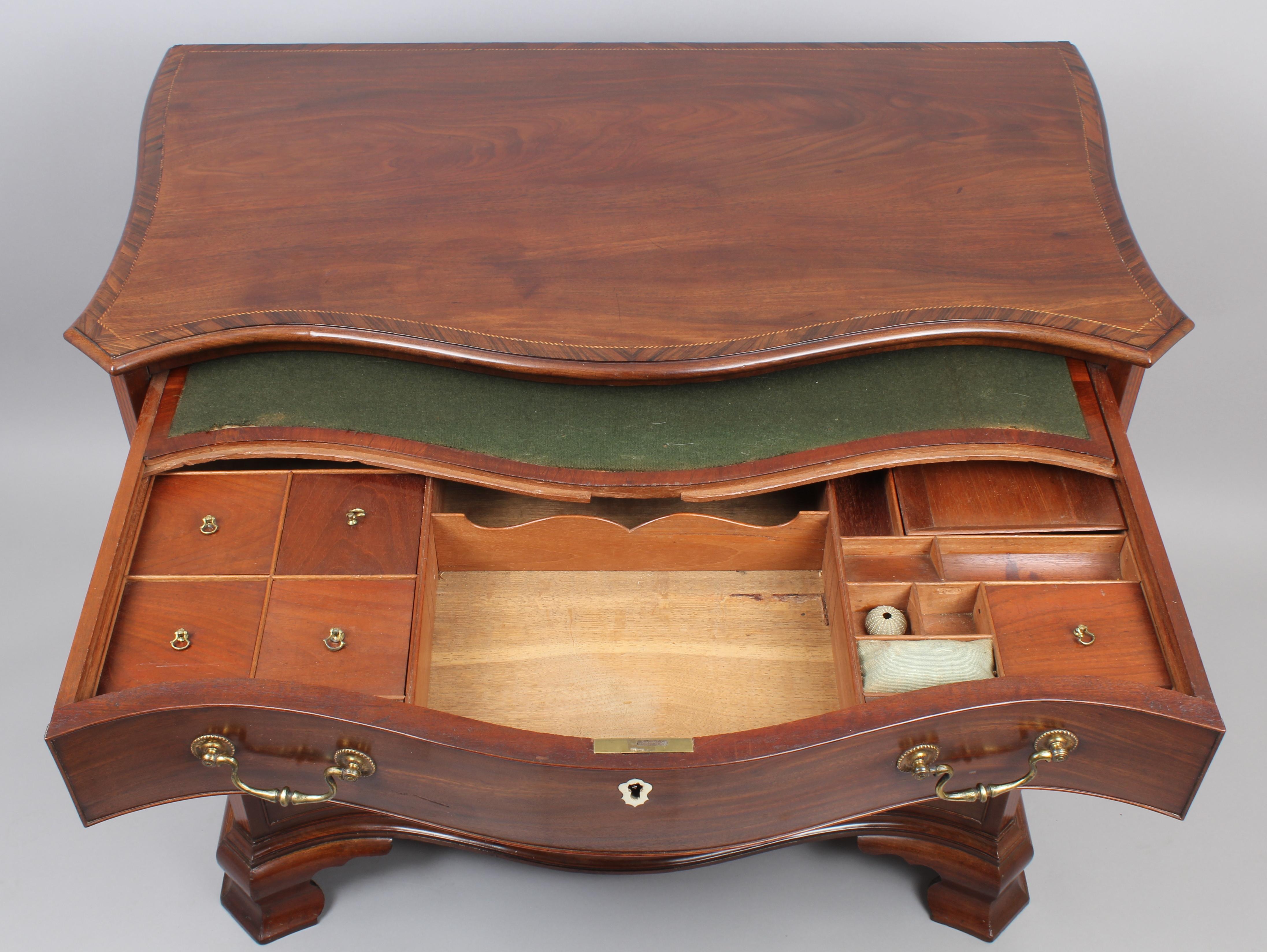 Fine George III Period Mahogany Serpentine Dressing-Chest of Small Proportions (Europäisch) im Angebot