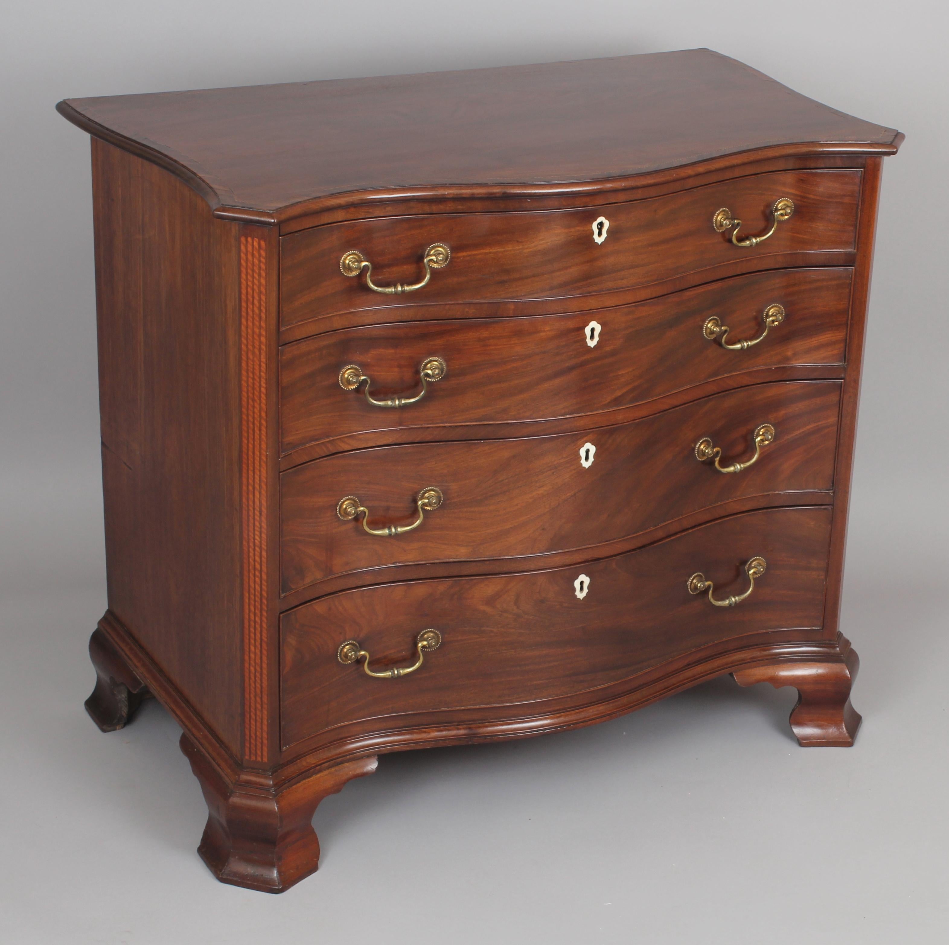 Fine George III Period Mahogany Serpentine Dressing-Chest of Small Proportions im Zustand „Gut“ im Angebot in Cambridge, GB