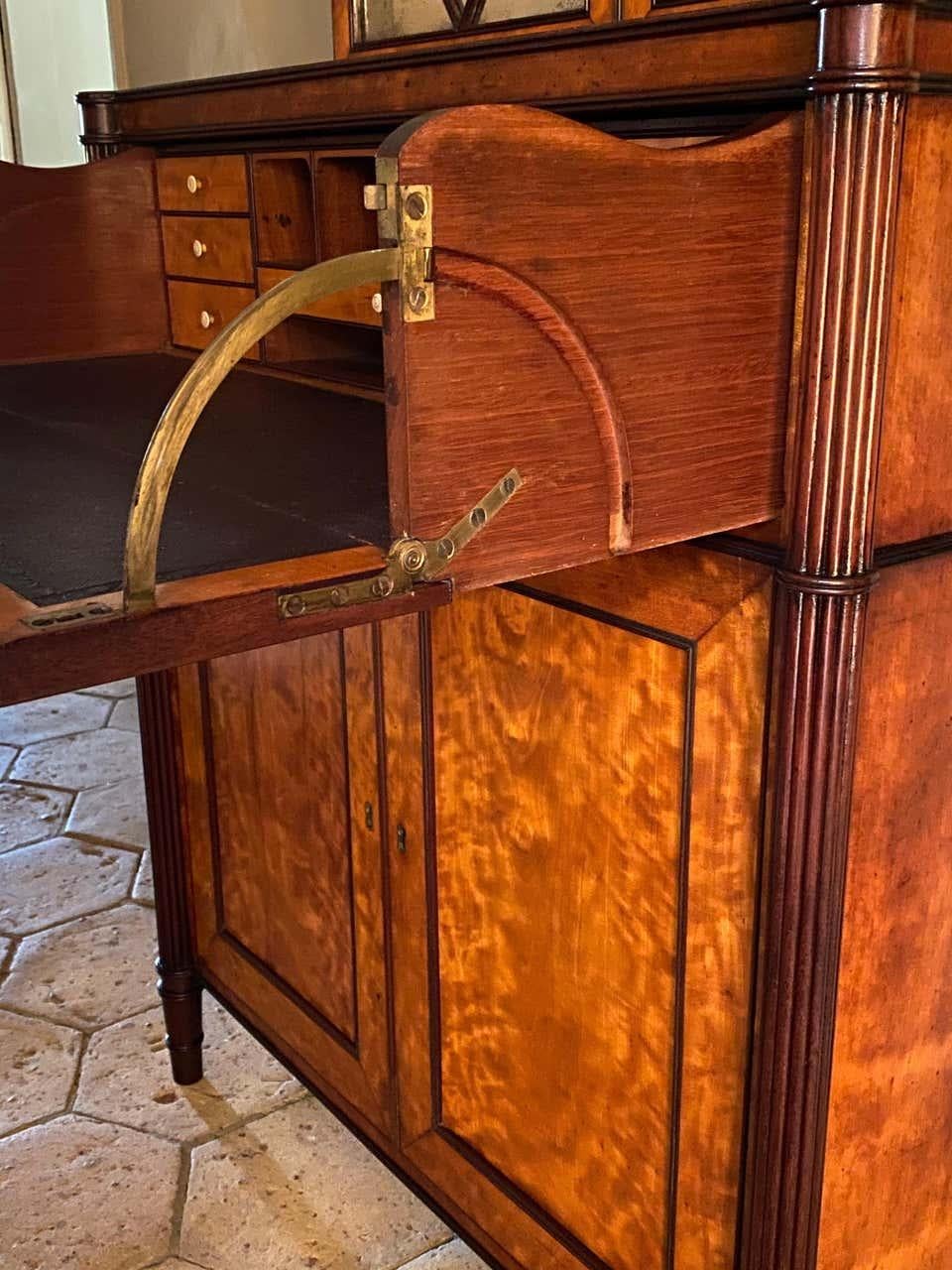 Fine Gillows George III Period Satinwood Secretaire Cabinet In Good Condition For Sale In Lymington, GB