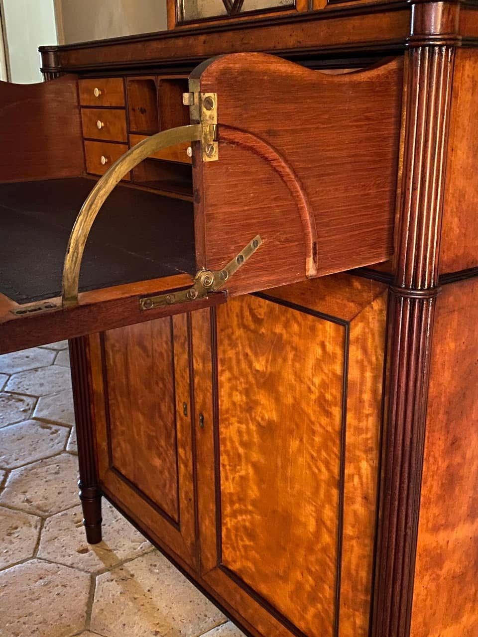 Anglais Cabinet secrétaire en bois de satin d'époque George III en vente