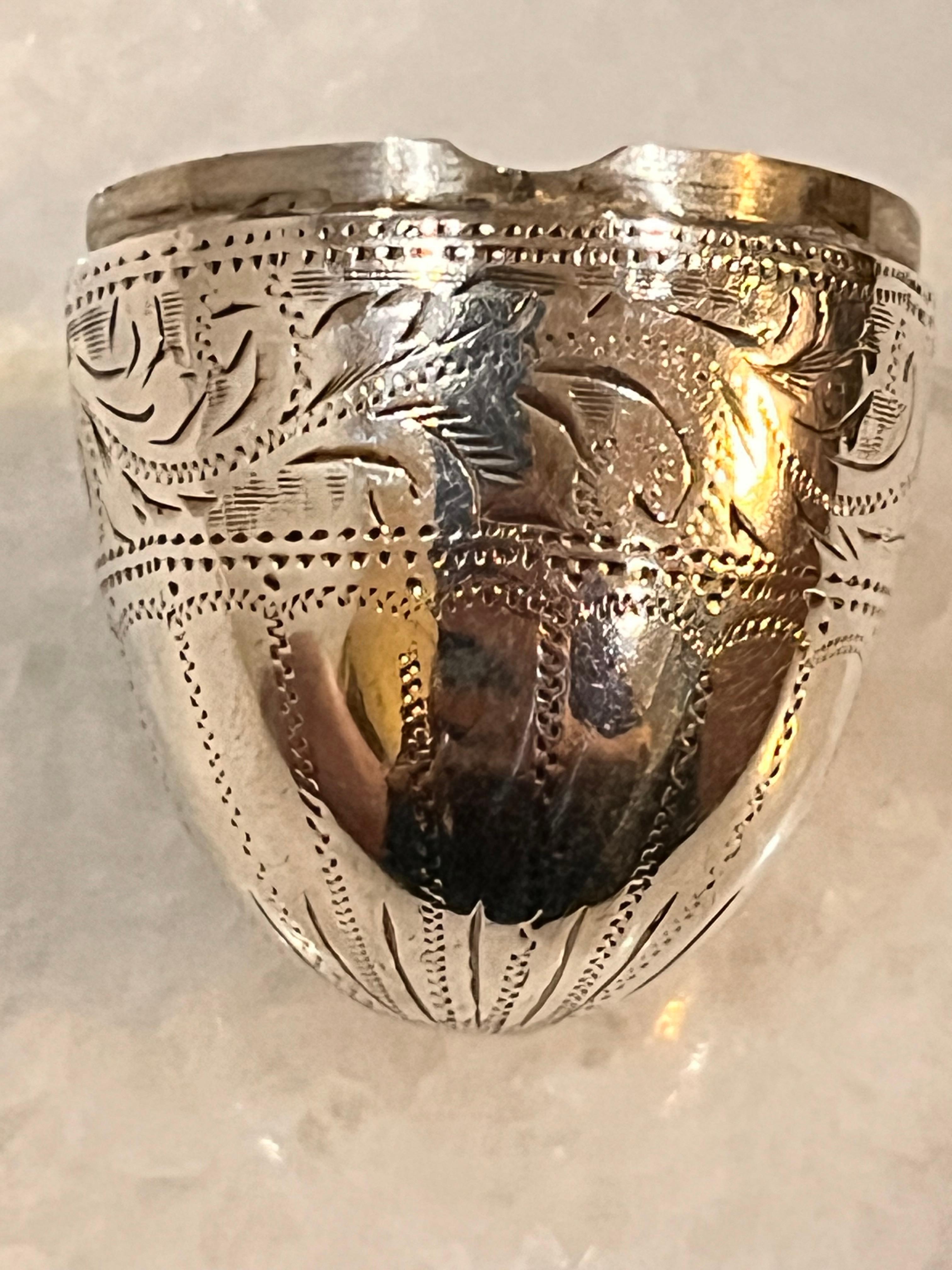 Fine George III Silver Egg Nutmeg Grater with Bright-Cut Decoration, c.1800. 6