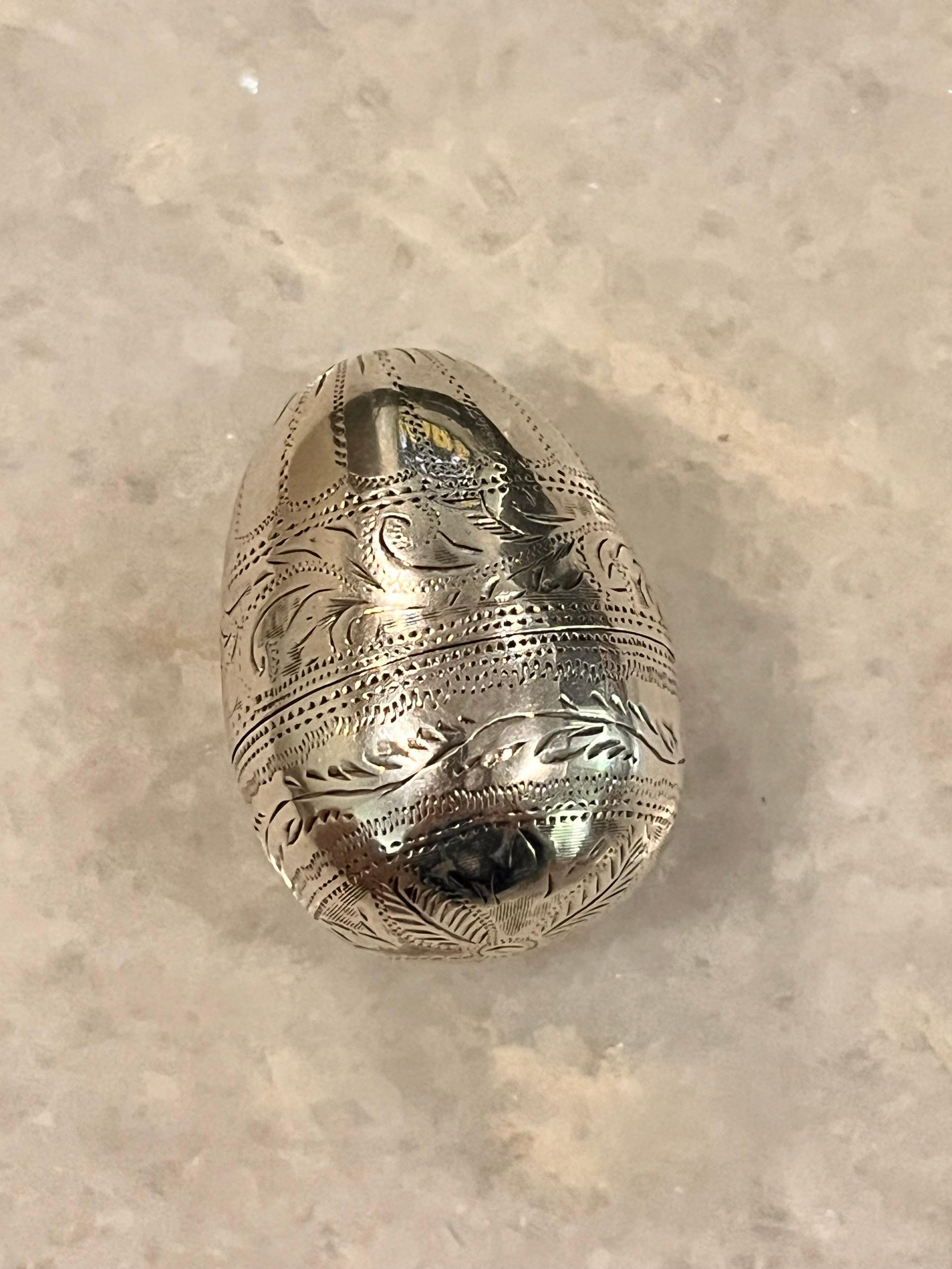 English Fine George III Silver Egg Nutmeg Grater with Bright-Cut Decoration, c.1800.