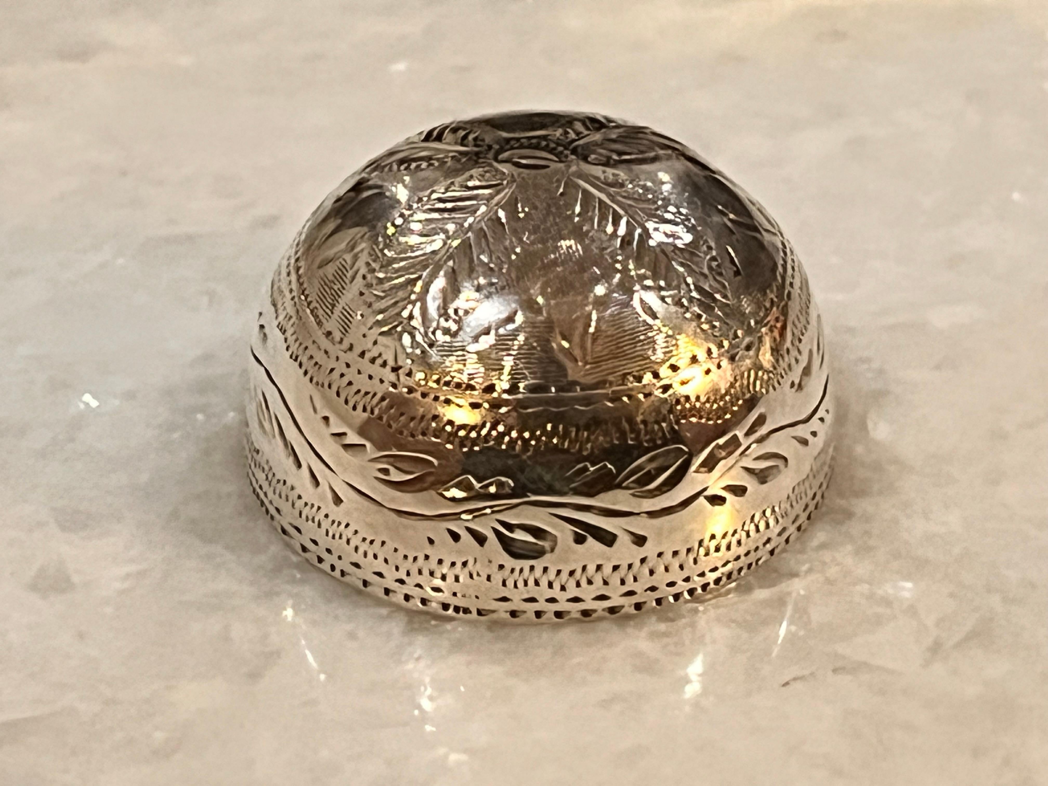 Fine George III Silver Egg Nutmeg Grater with Bright-Cut Decoration, c.1800. 2