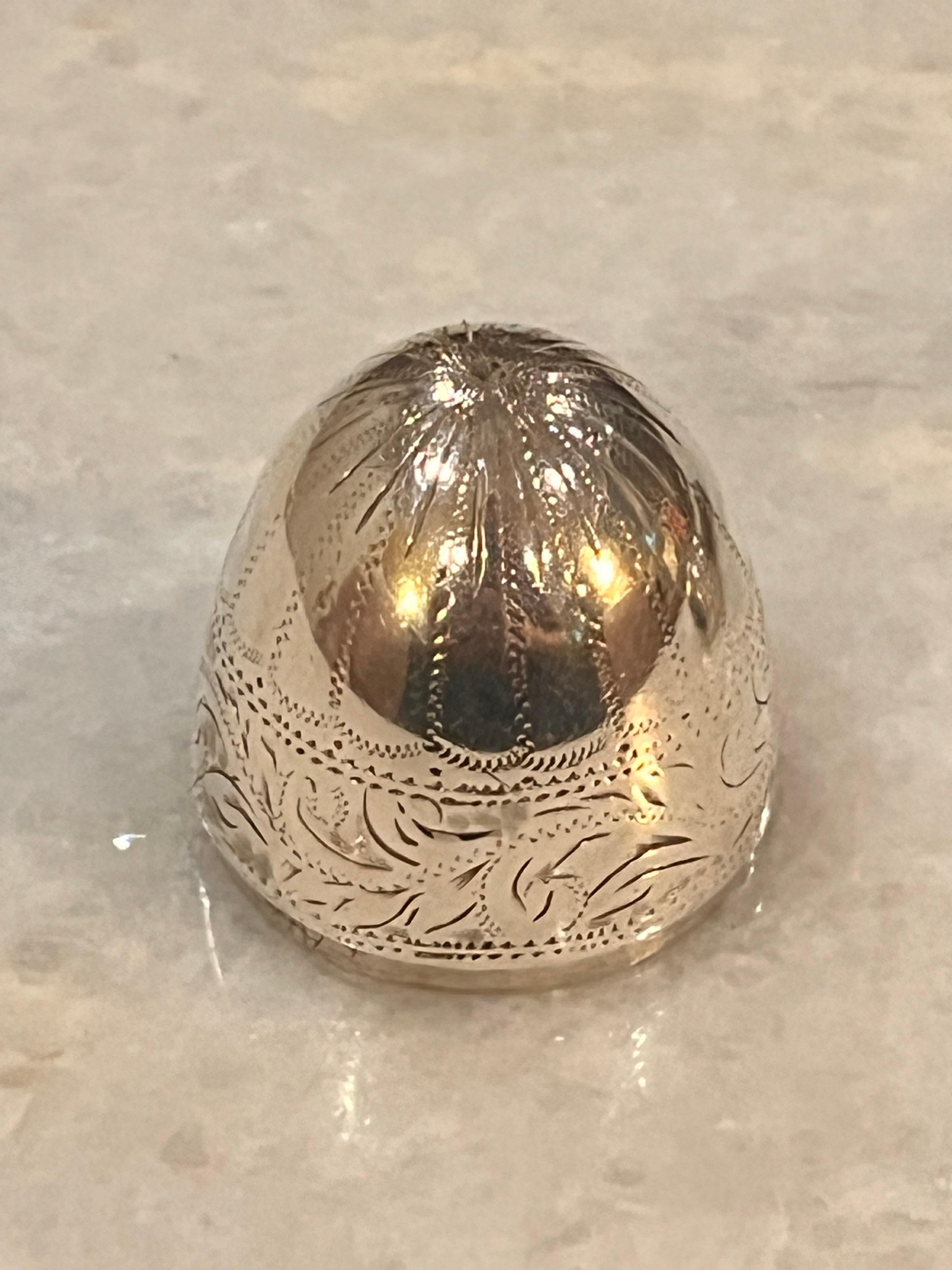 Fine George III Silver Egg Nutmeg Grater with Bright-Cut Decoration, c.1800. 4
