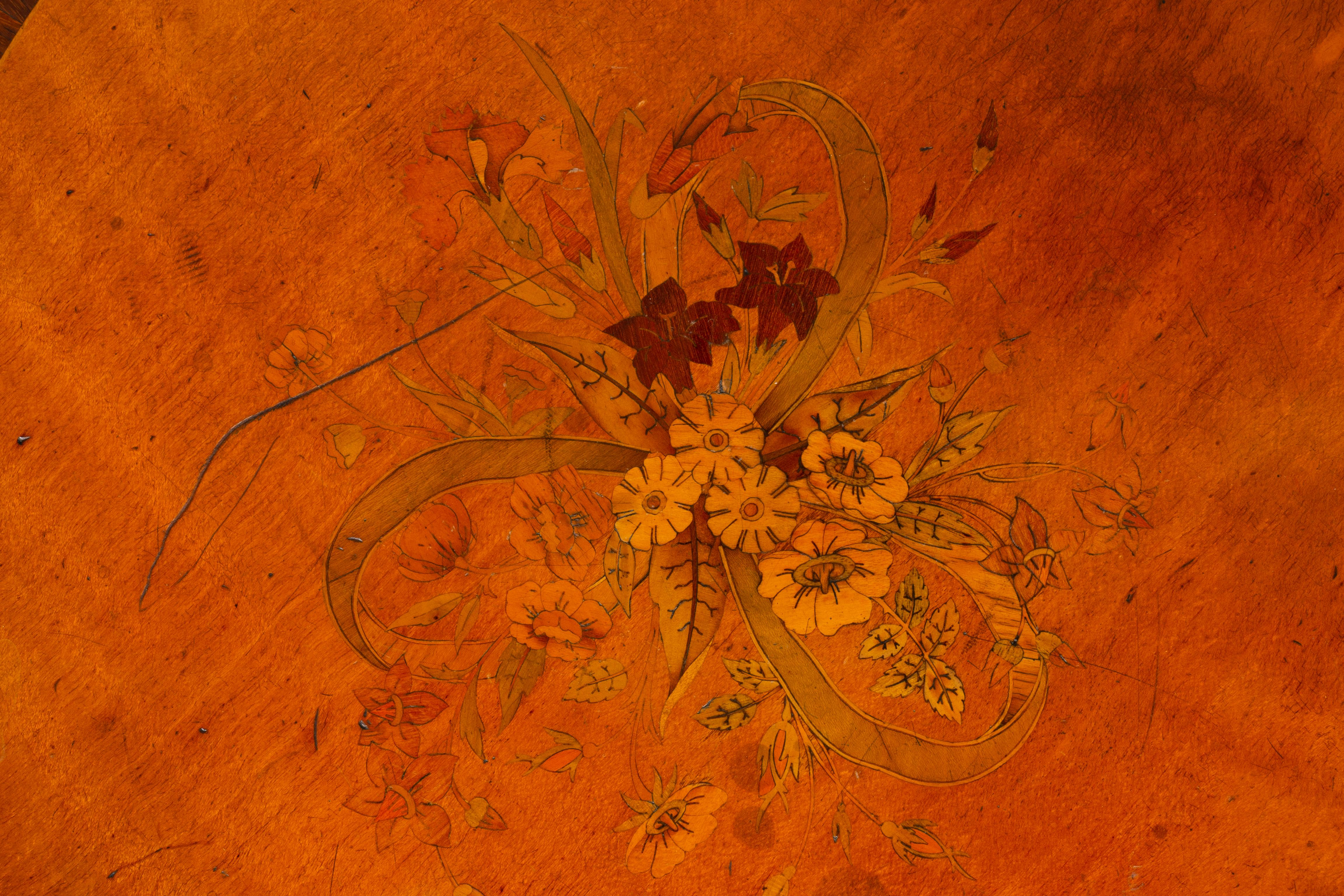Fine table de style George III en bois de satin et palissandre en vente 10
