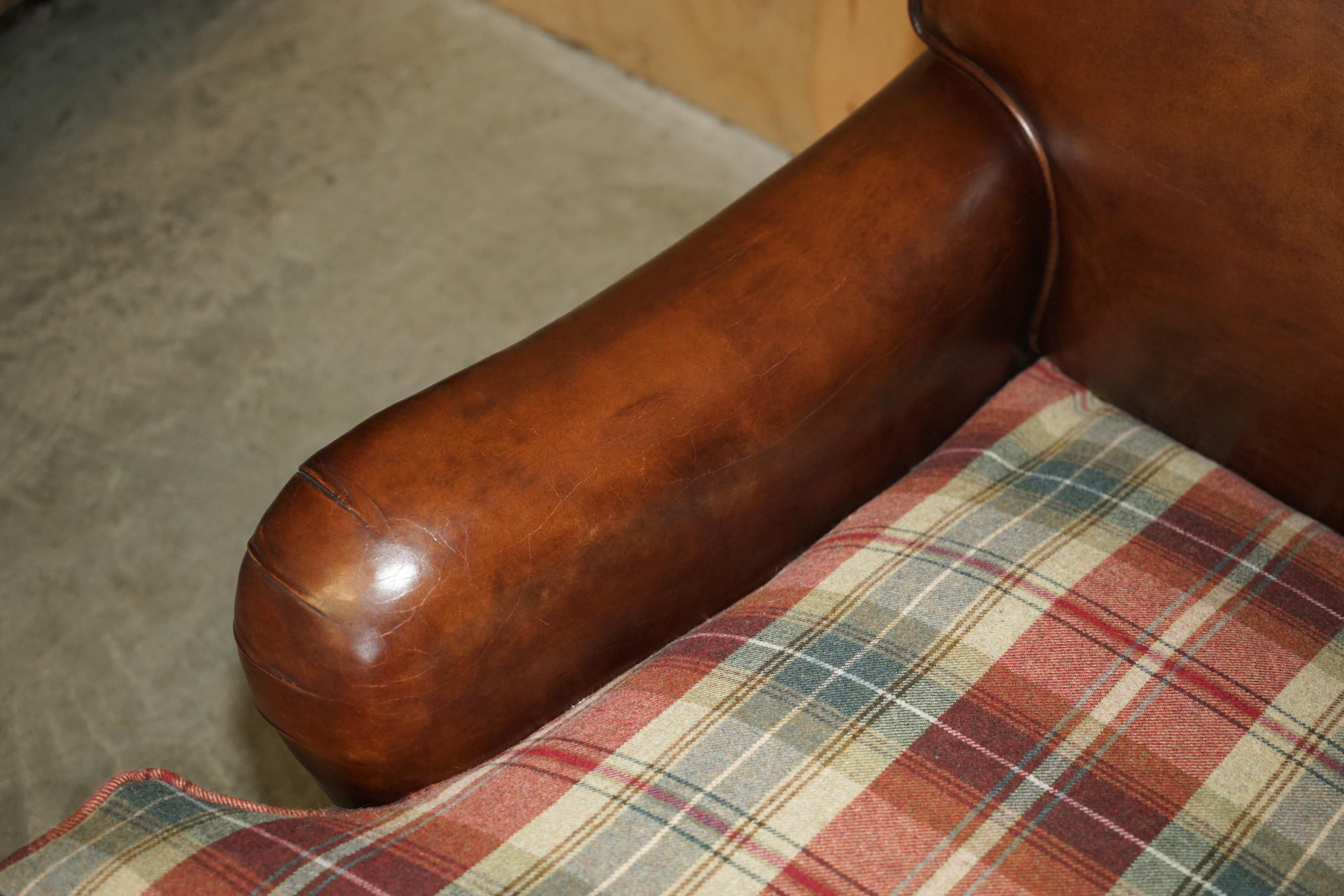 FINE GEORGE SMITH HOWARD BROWN LEATHER SIGNATURE SCROLL ARM SOFA TARTAN CUSHIONs In Good Condition For Sale In West Sussex, Pulborough
