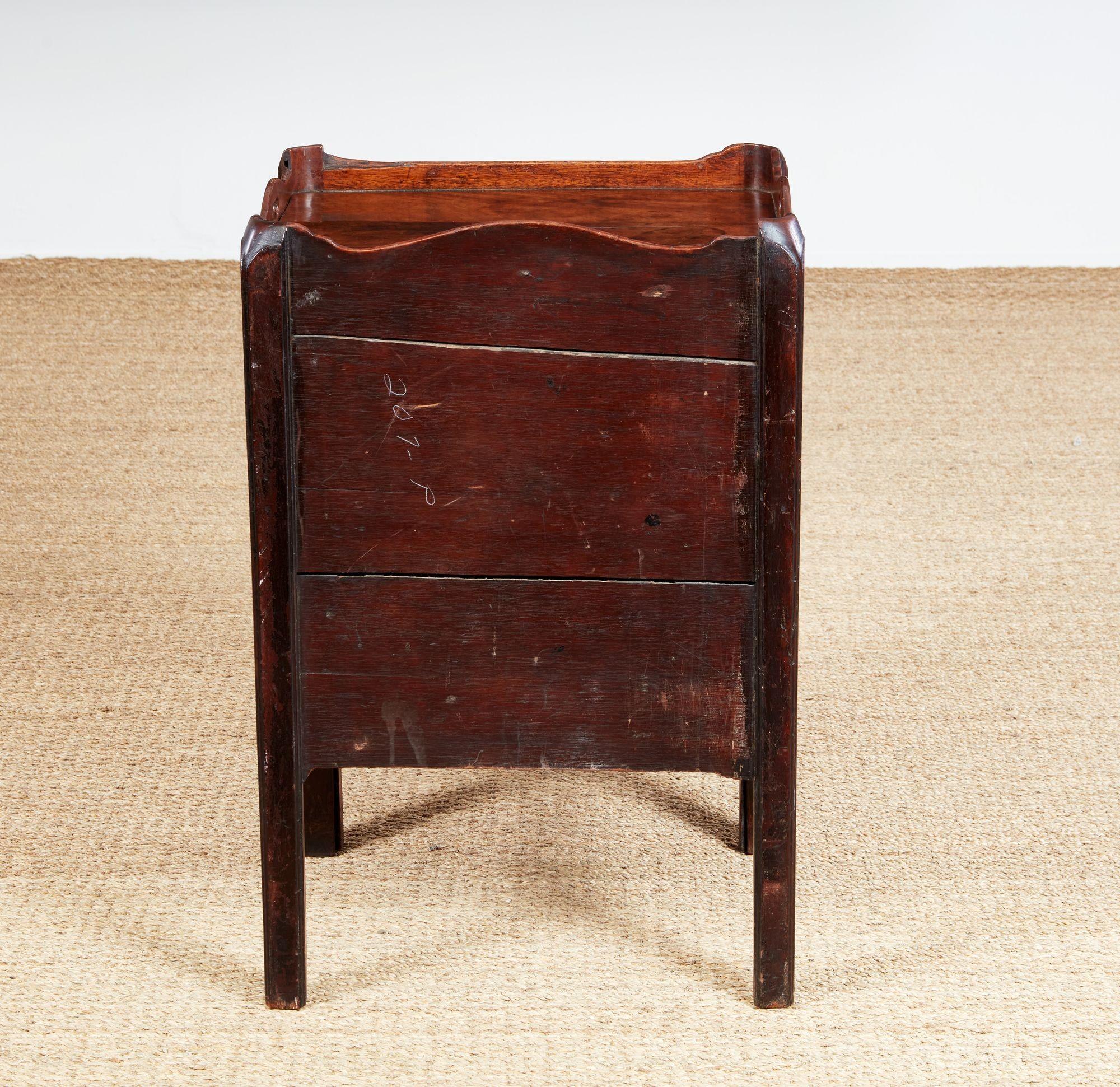 Armario de cabecera georgiano en venta 10