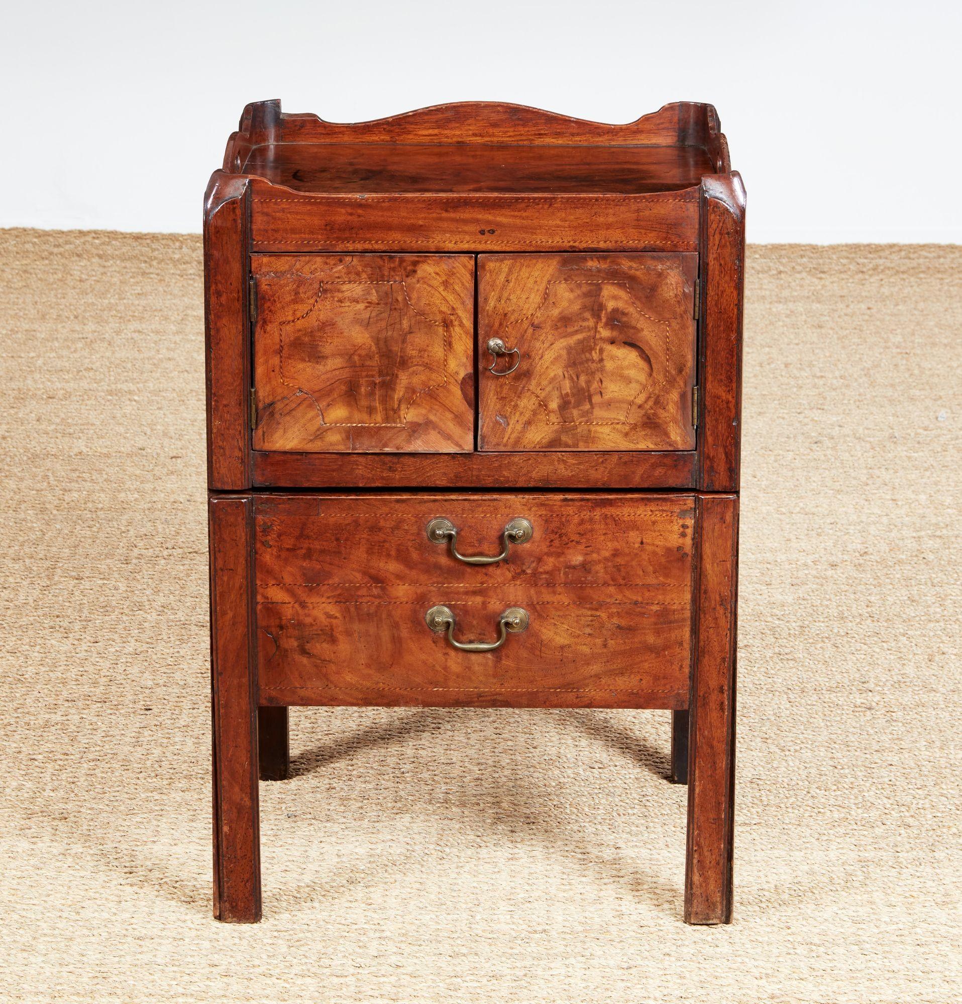 Fina mesilla de noche de caoba de la dinastía Jorge III a la manera de Thomas Chippendale, con tapa de galería festoneada sobre puertas dobles con excepcionales chapados e incrustaciones de 