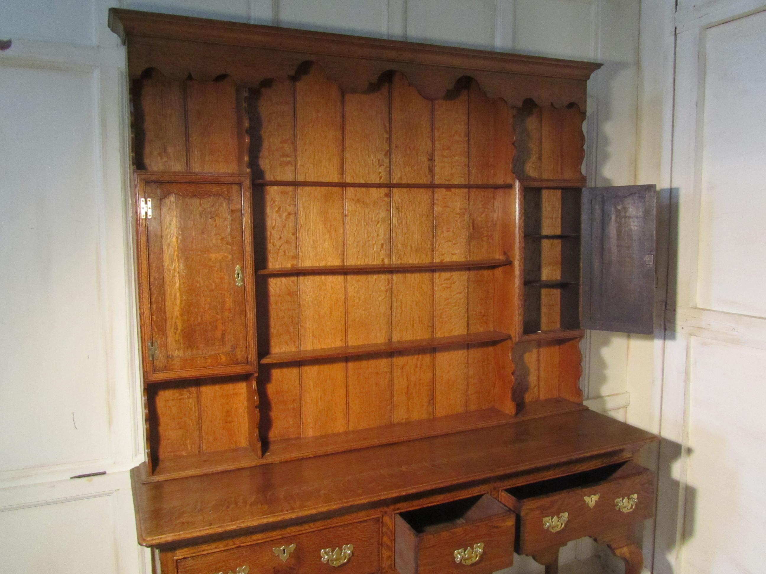 Fine Georgian Country Oak Dresser   A superb piece of Period Oak furniture For Sale 2