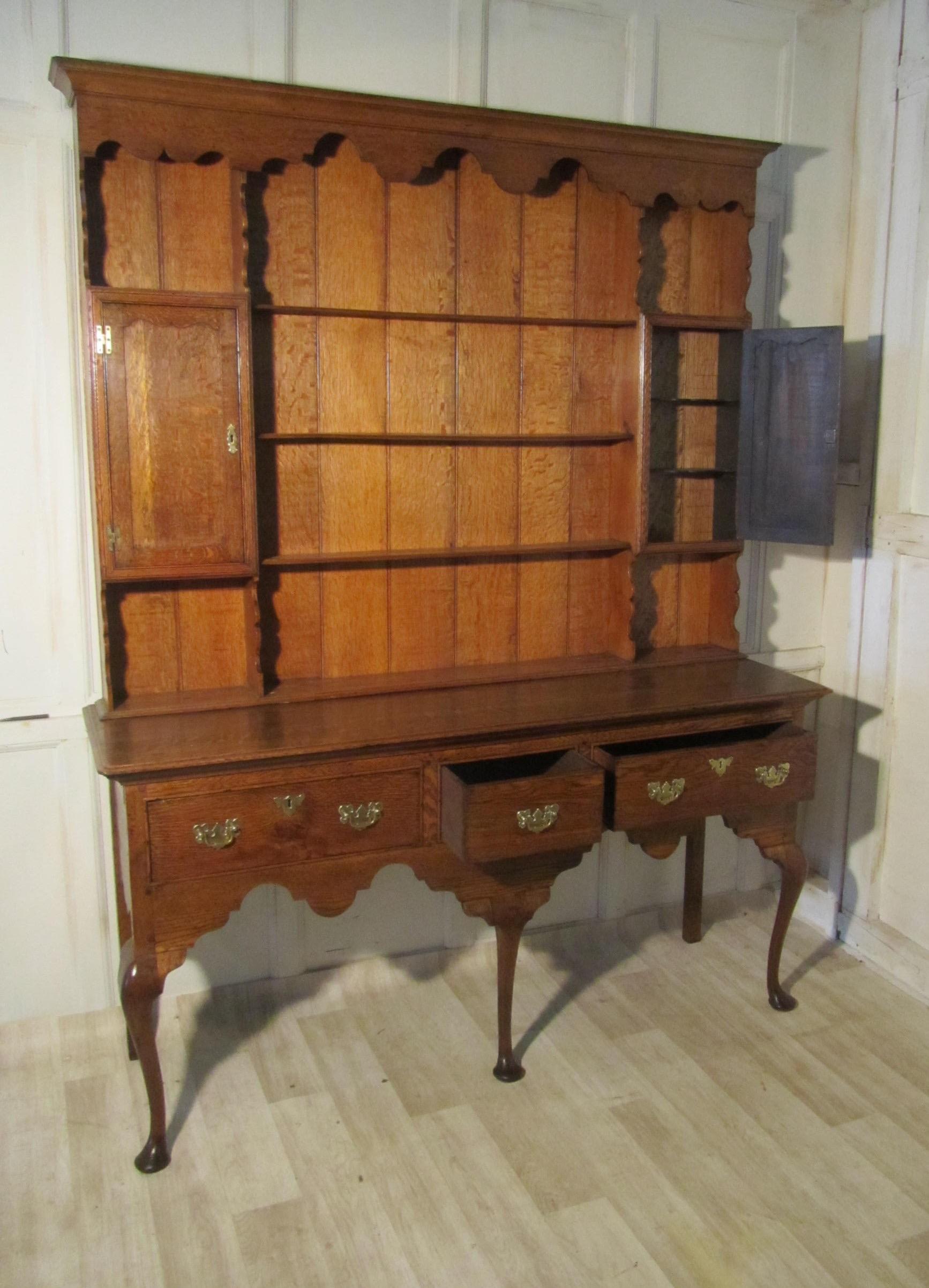 Fine Georgian Country Oak Dresser   A superb piece of Period Oak furniture For Sale 3