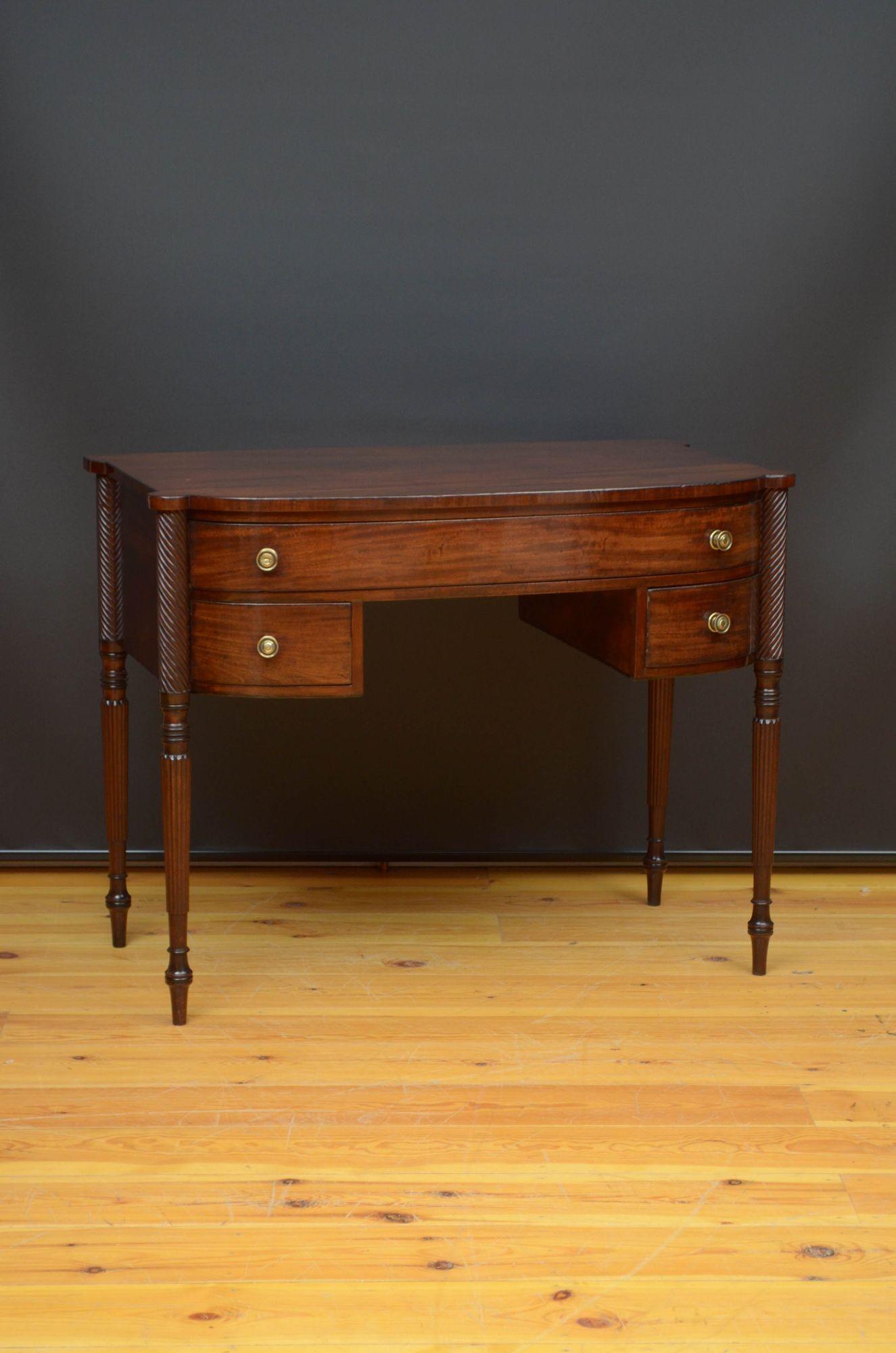 Fine Georgian Dressing Table / Sideboard in Mahogany In Good Condition In Whaley Bridge, GB
