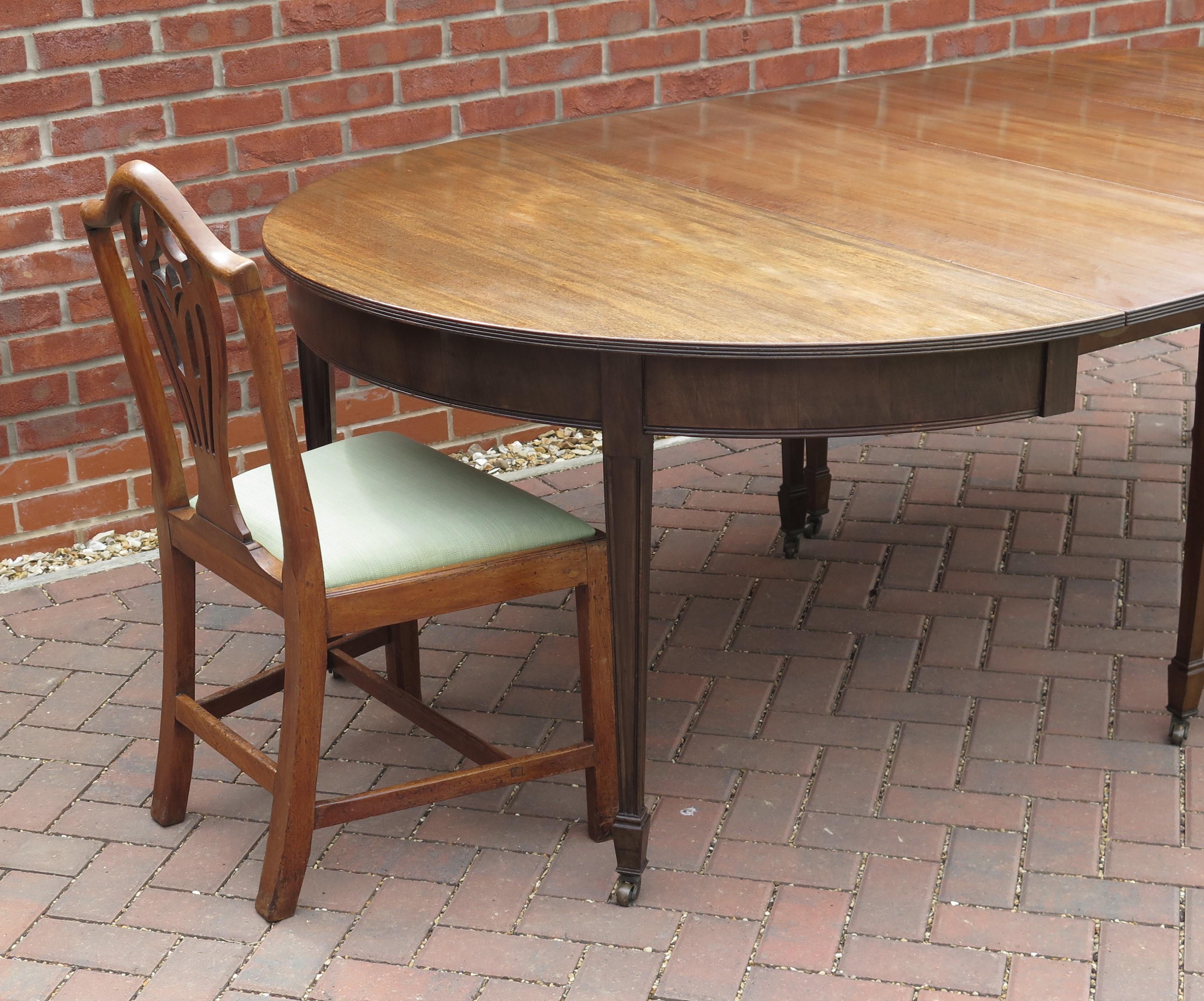 George III Fine Georgian Extending Dining Table D Ends with Two Leaves, English, circa 1785 For Sale