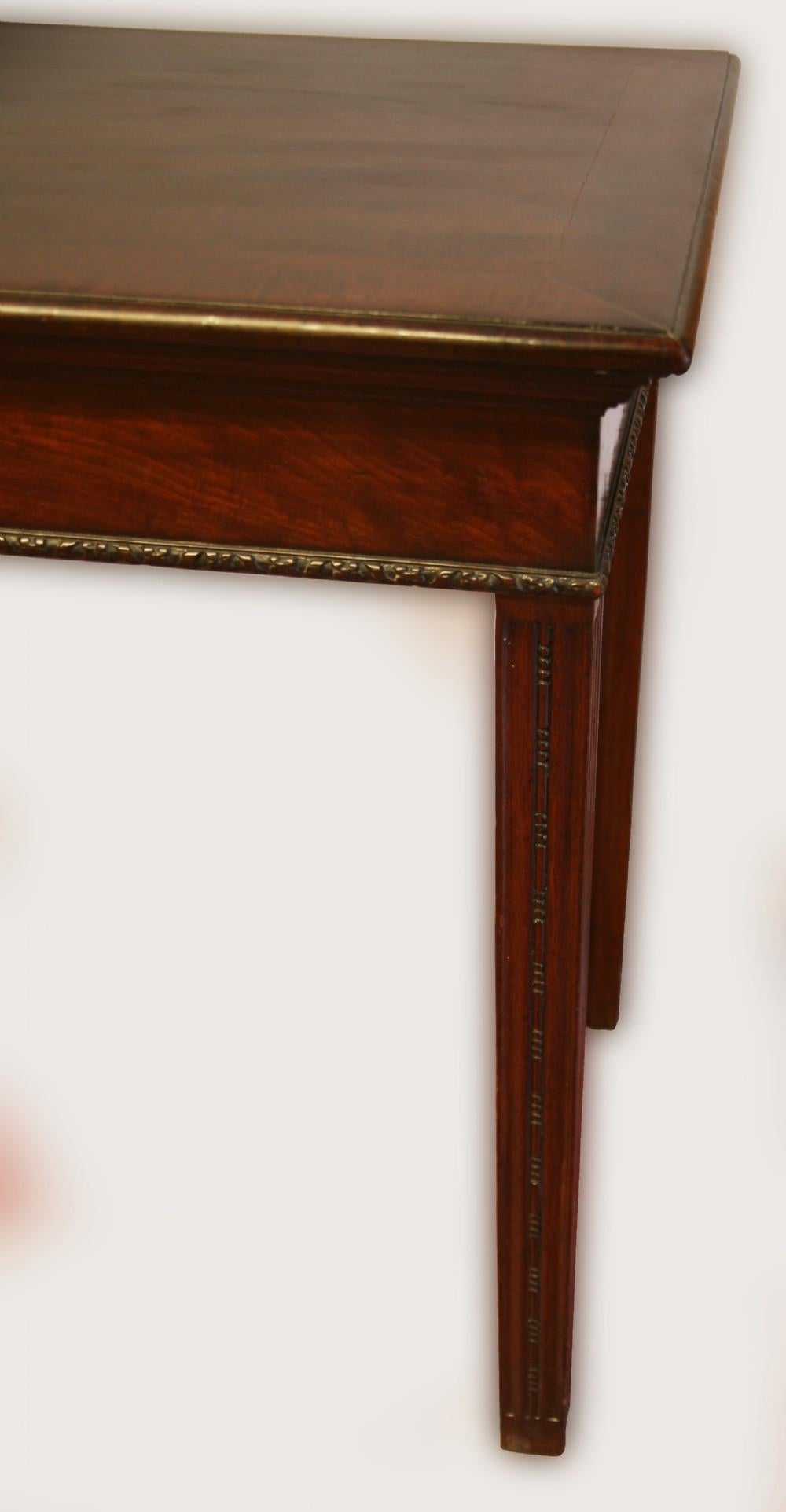 XVIIIe siècle Fine table d'appoint ou table de service en acajou de style géorgien avec superbes pieds cyhippendale en vente