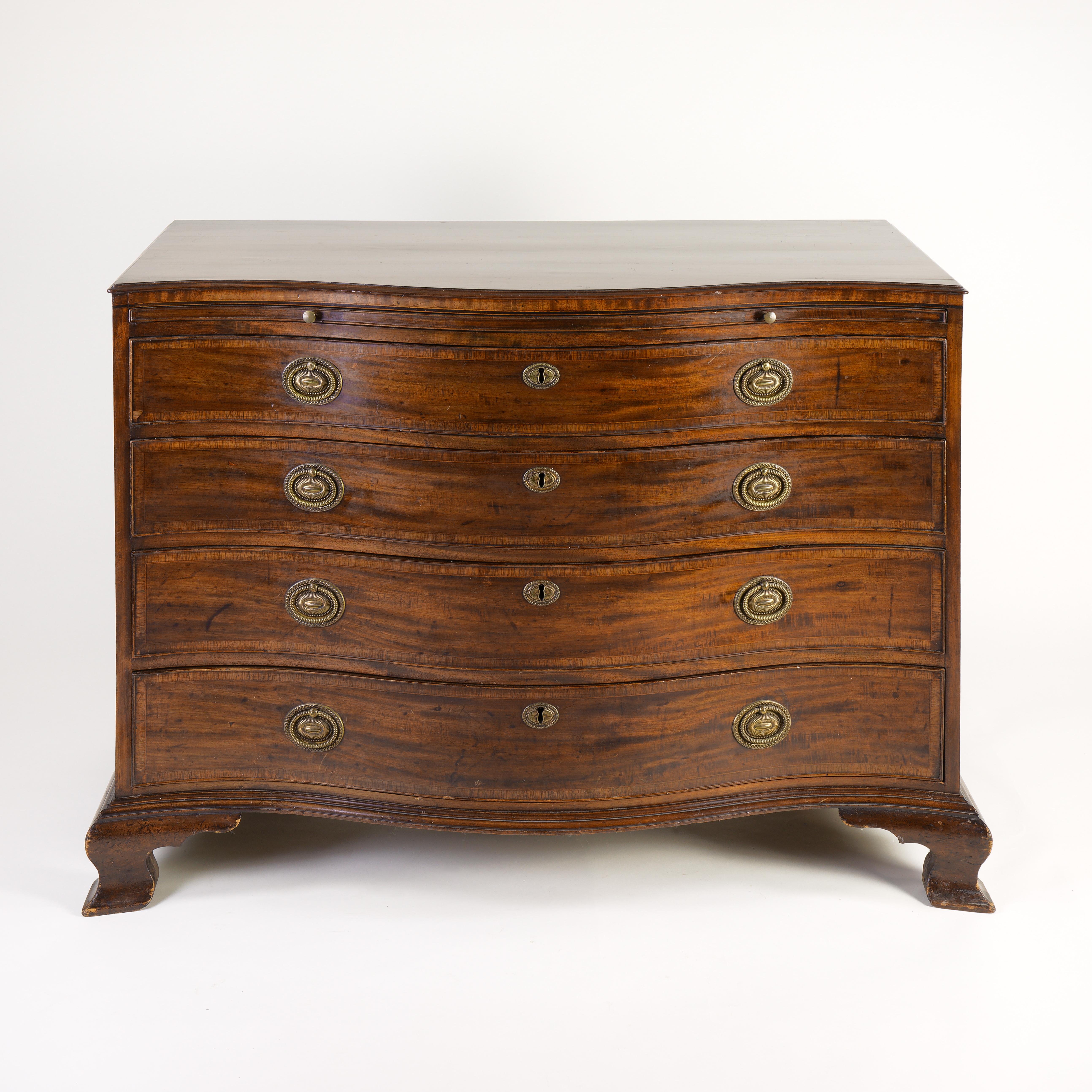 Ein schönes Beispiel für eine Mahagoni-Kommode aus der Zeit von George III. mit vier langen, abgestuften Schubladen und Tulipwood-Bordüren an den Schubladen und der oberen Schürze. Ausgezeichnete lange und niedrige Proportionen, ausgestattet mit