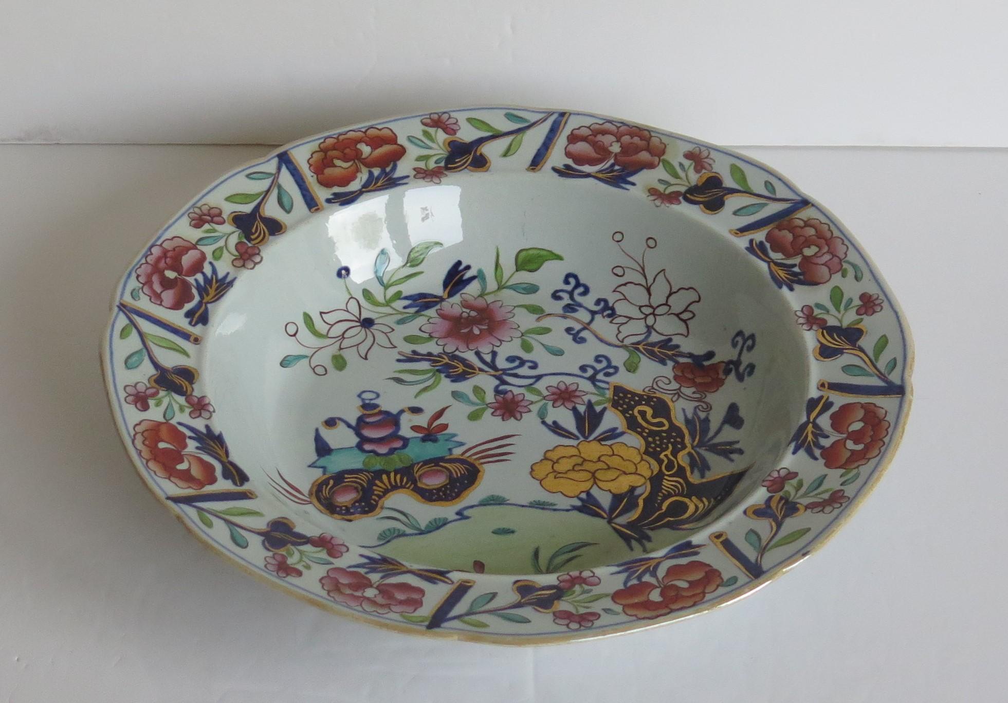 Fine Georgian Mason's Soup Bowl or Plate in Small Vase Flowers and Rock Pattern In Good Condition For Sale In Lincoln, Lincolnshire