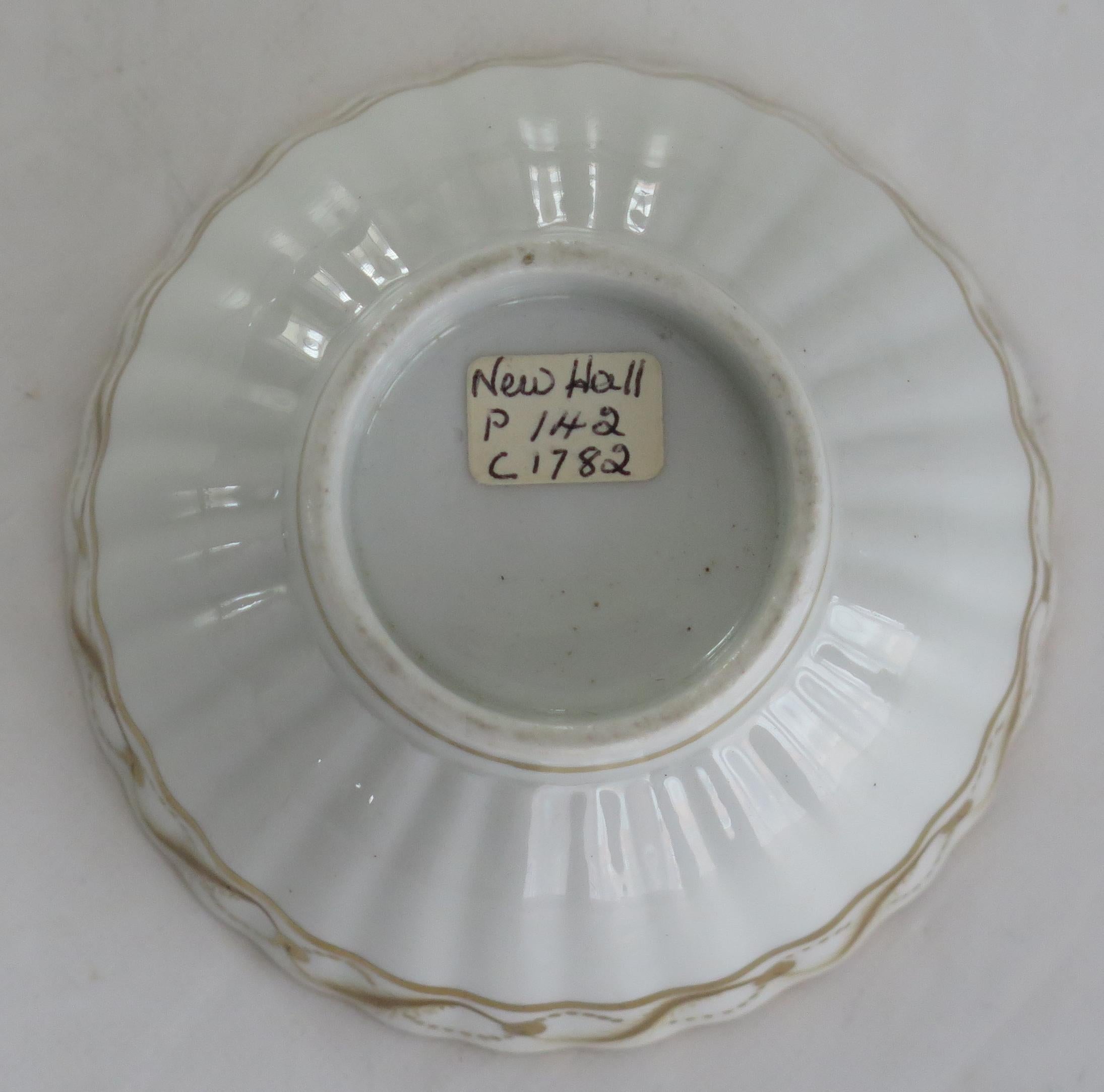 Bol à thé et soucoupe en porcelaine fine de style géorgien New Hall à motif d'or 142, vers 1785 en vente 2