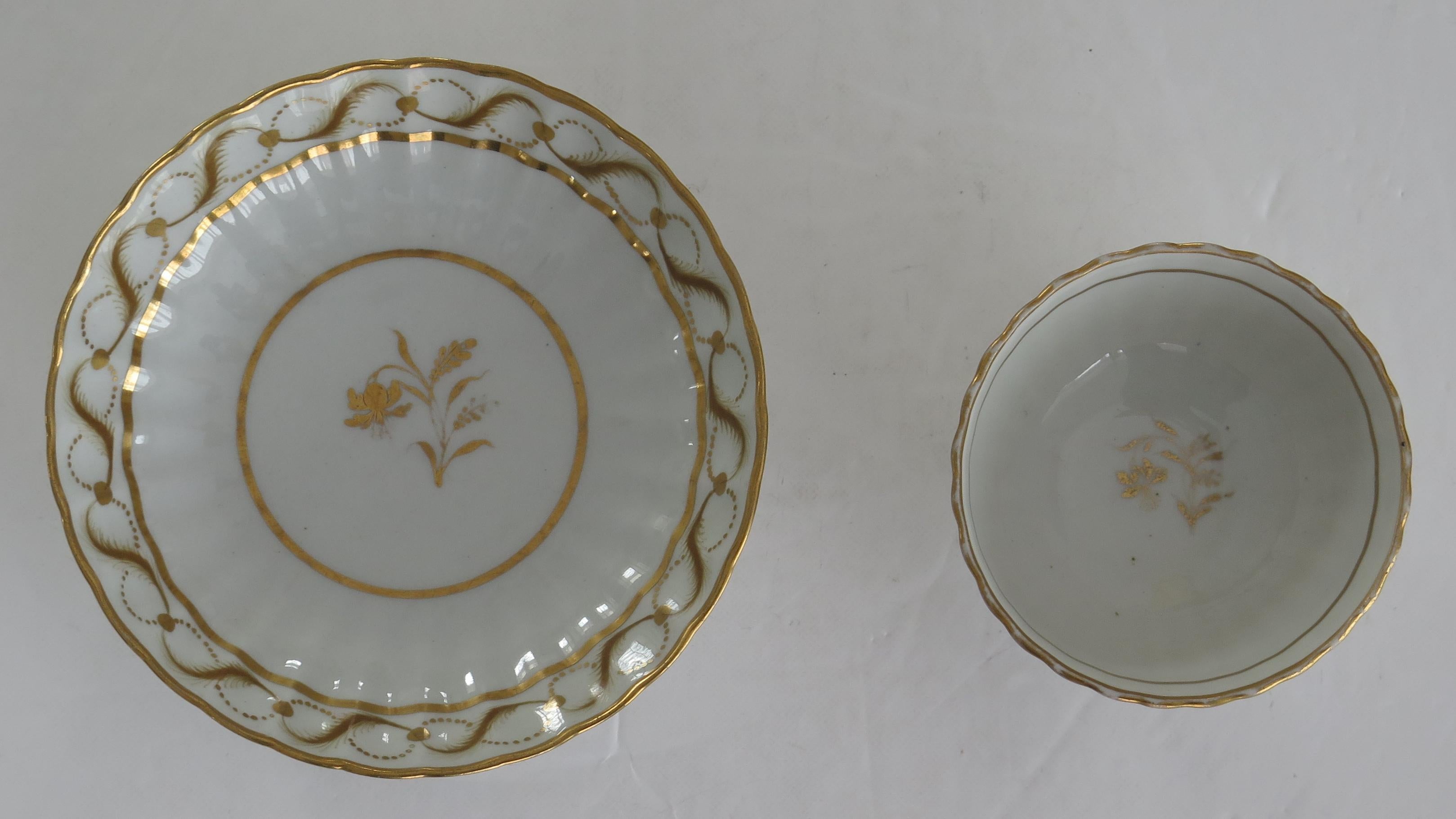 English Fine Georgian New Hall Porcelain Tea Bowl & Saucer Gold Pattern 142, Circa 1785 For Sale