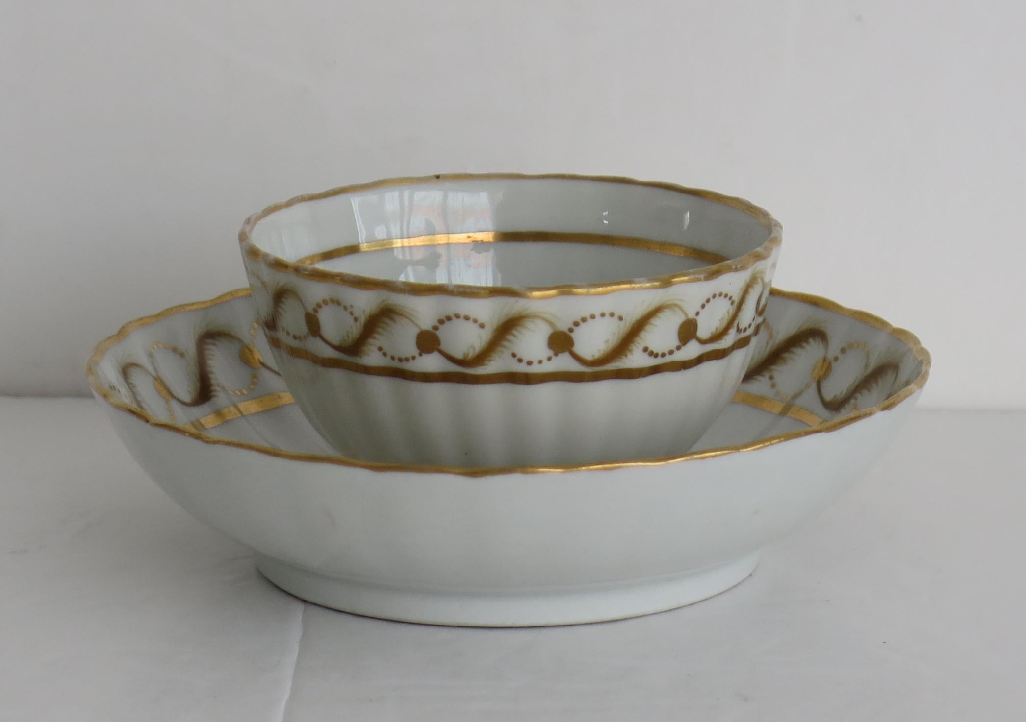 Fine Georgian New Hall Porcelain Tea Bowl & Saucer Gold Pattern 142, Circa 1785 In Good Condition For Sale In Lincoln, Lincolnshire
