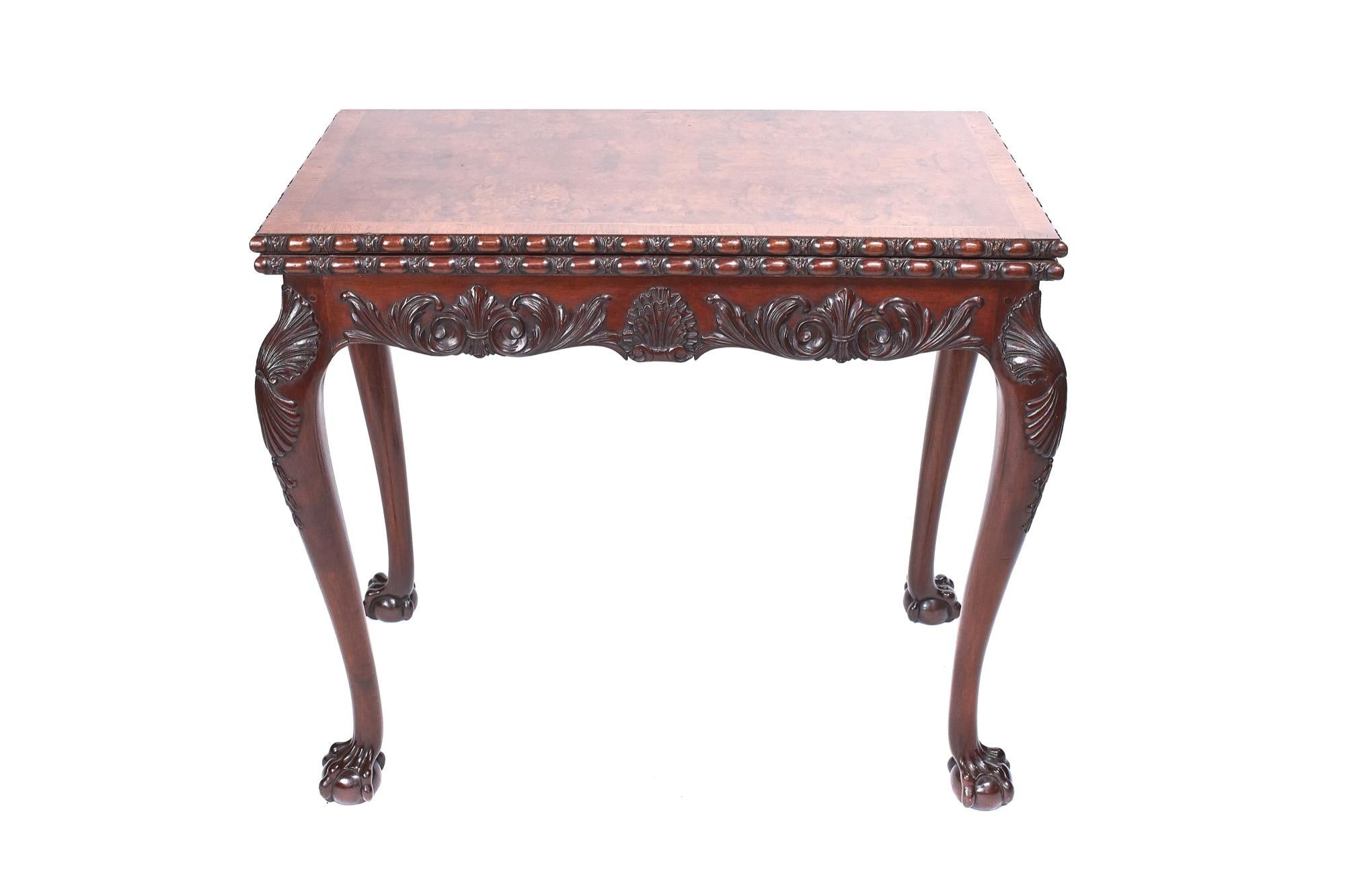 Feiner georgianischer Nussbaum-Kartentisch mit irischen Schnitzereien, um 1900 (George II.) im Angebot