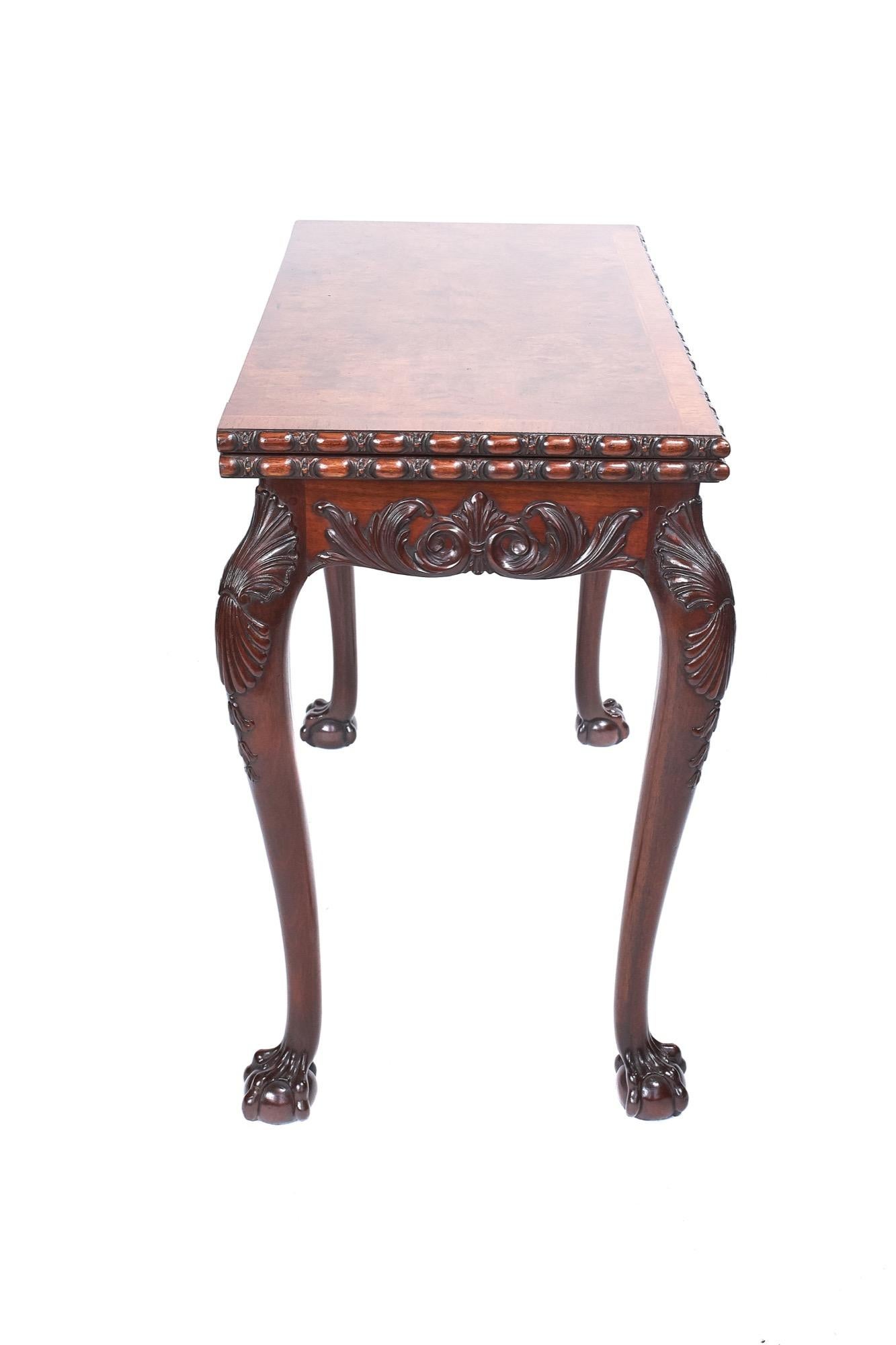 Feiner georgianischer Nussbaum-Kartentisch mit irischen Schnitzereien, um 1900 (Irisch) im Angebot