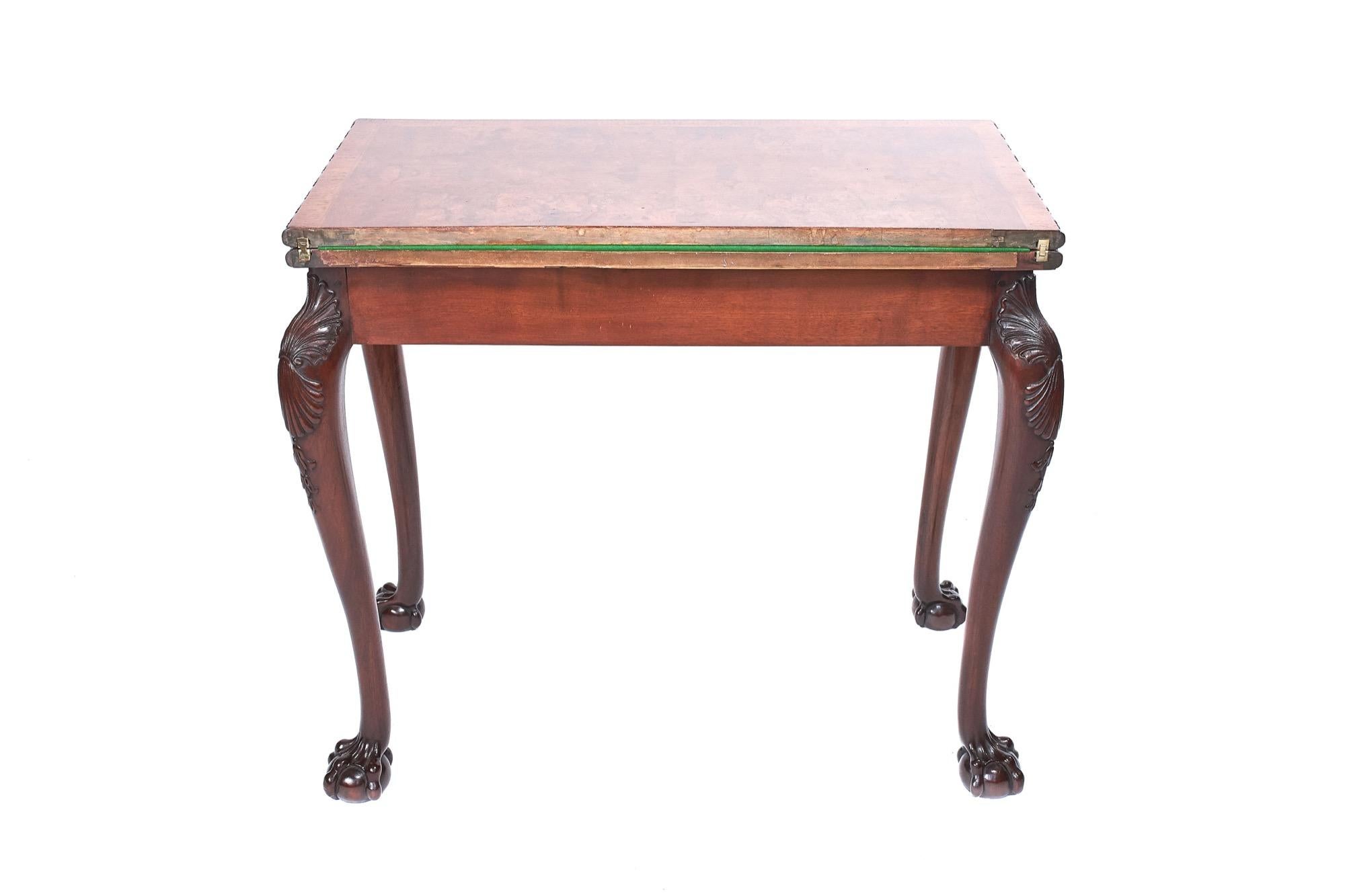 Feiner georgianischer Nussbaum-Kartentisch mit irischen Schnitzereien, um 1900 (Poliert) im Angebot