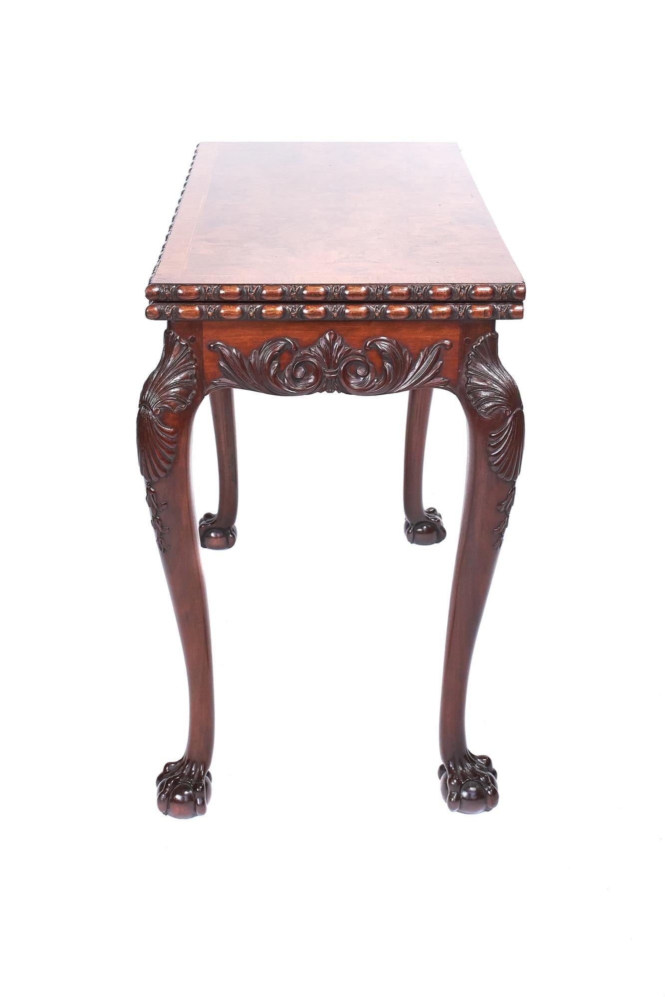 Feiner georgianischer Nussbaum-Kartentisch mit irischen Schnitzereien, um 1900 im Zustand „Gut“ im Angebot in Dereham, GB
