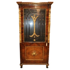 Feine vergoldete figurale Nussbaum ebonisiert Vitrine Manner von Charles-Honoré Lannuier