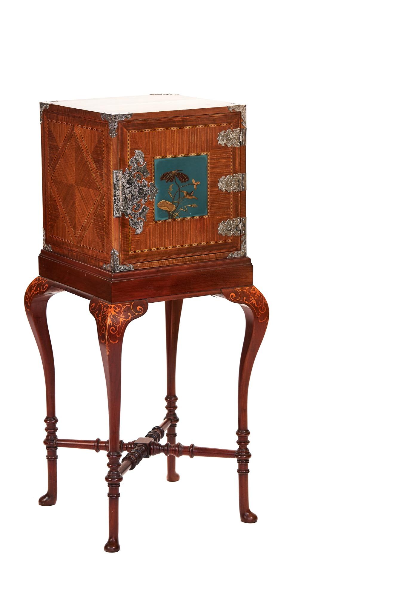 Colonial hollandais Fine armoire à tiroirs en noyer et bois de roi marquetée, sur pied. en vente