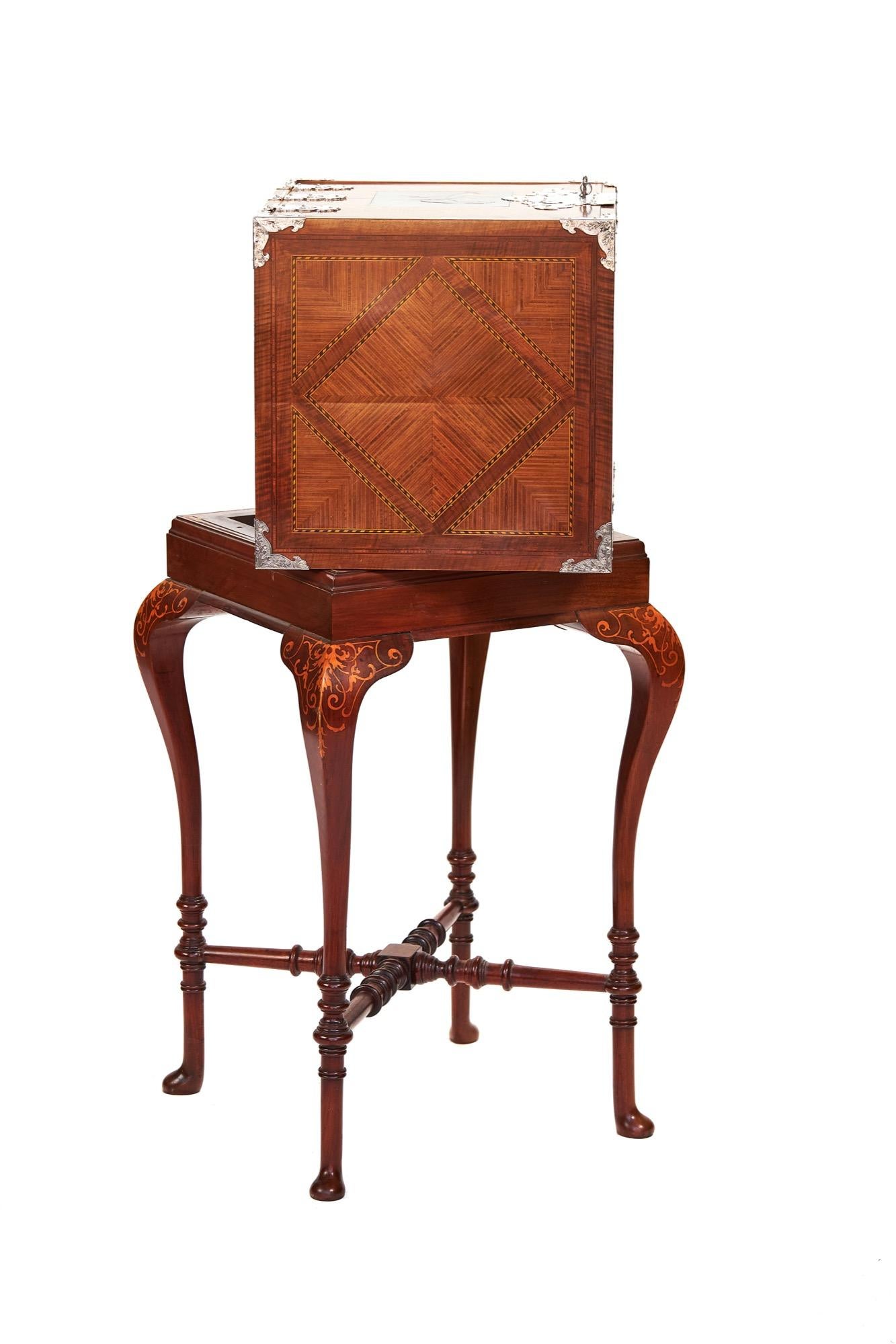 Début du 20ème siècle Fine armoire à tiroirs en noyer et bois de roi marquetée, sur pied. en vente