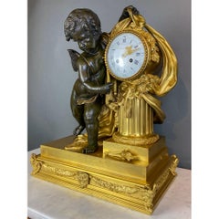 Reloj de chimenea de bronce patinado y dorado con Putti de A Paris