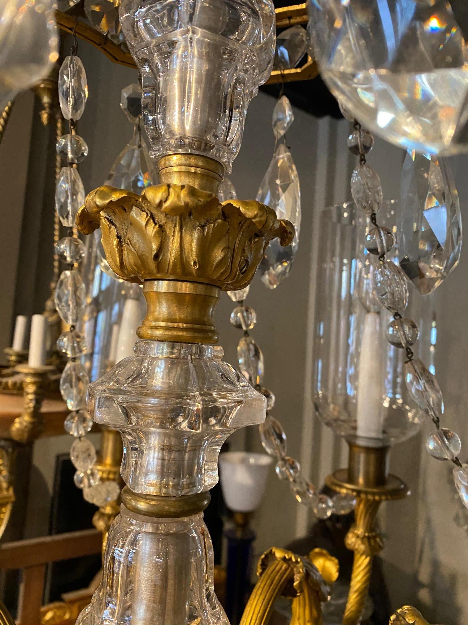 Neoklassischer Kronleuchter aus vergoldeter Bronze und Kristall von Maison Bagus, fein im Angebot 6