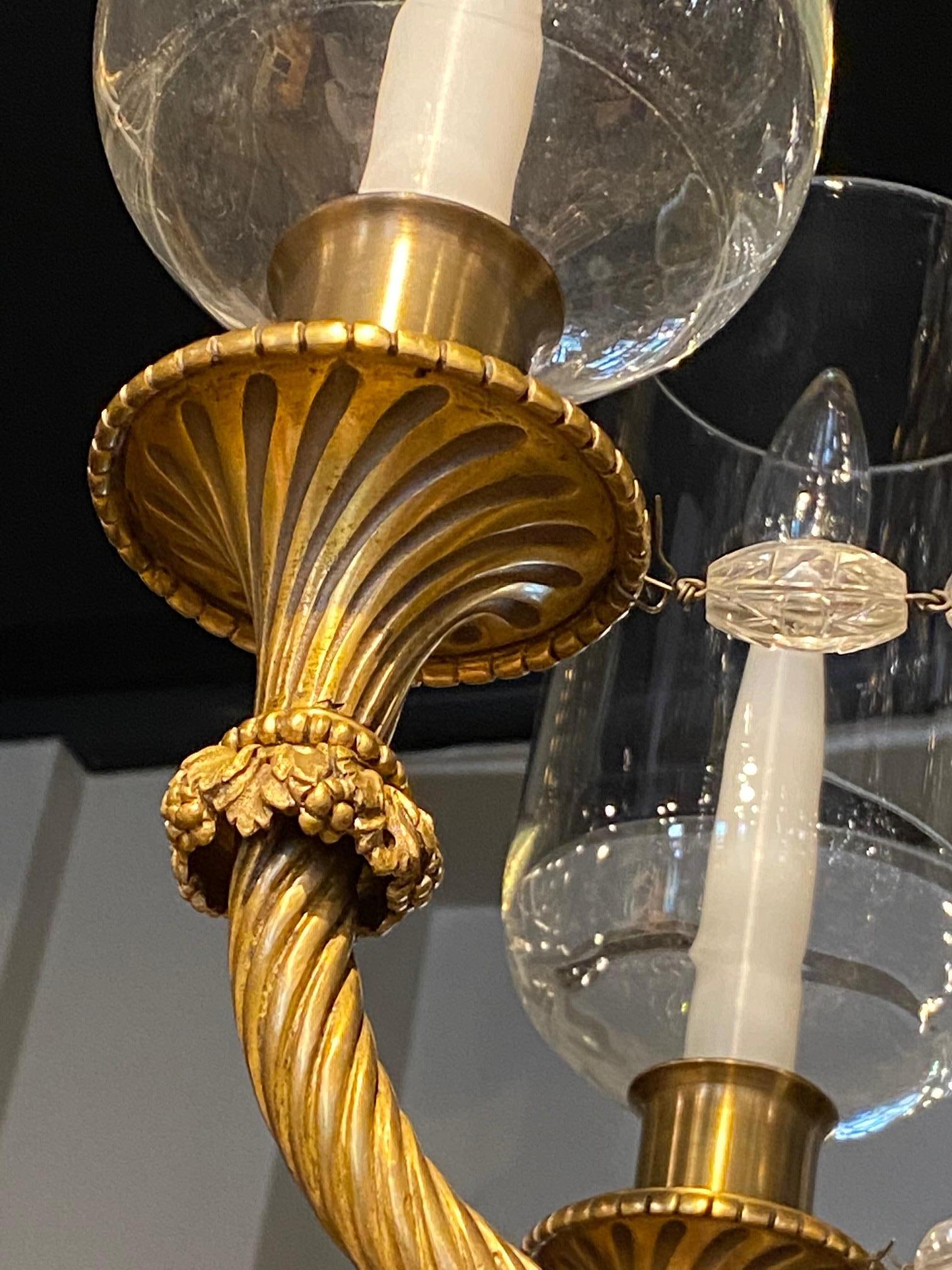 Neoklassischer Kronleuchter aus vergoldeter Bronze und Kristall von Maison Bagus, fein im Angebot 8