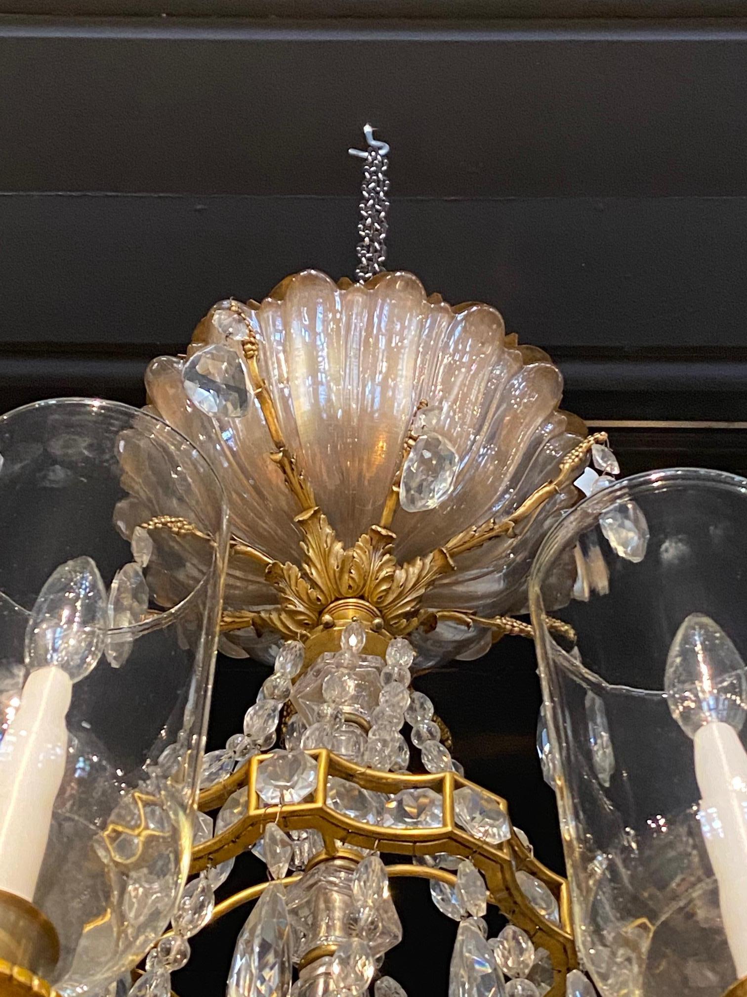 Neoklassischer Kronleuchter aus vergoldeter Bronze und Kristall von Maison Bagus, fein im Angebot 10