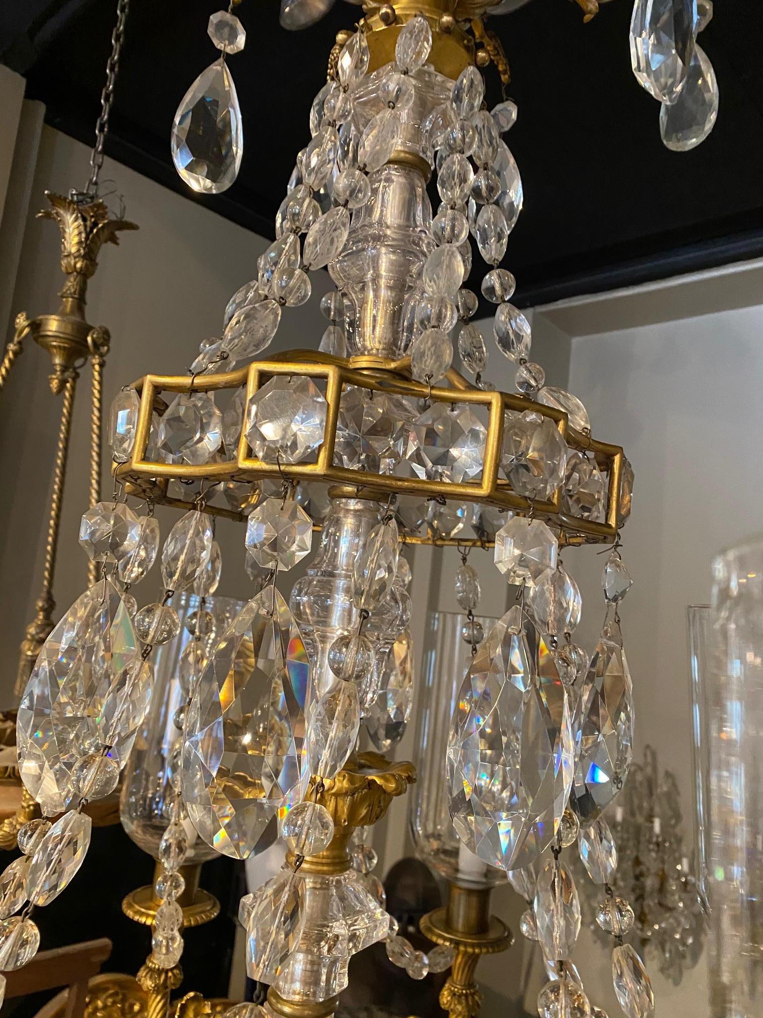 Neoklassischer Kronleuchter aus vergoldeter Bronze und Kristall von Maison Bagus, fein im Angebot 11