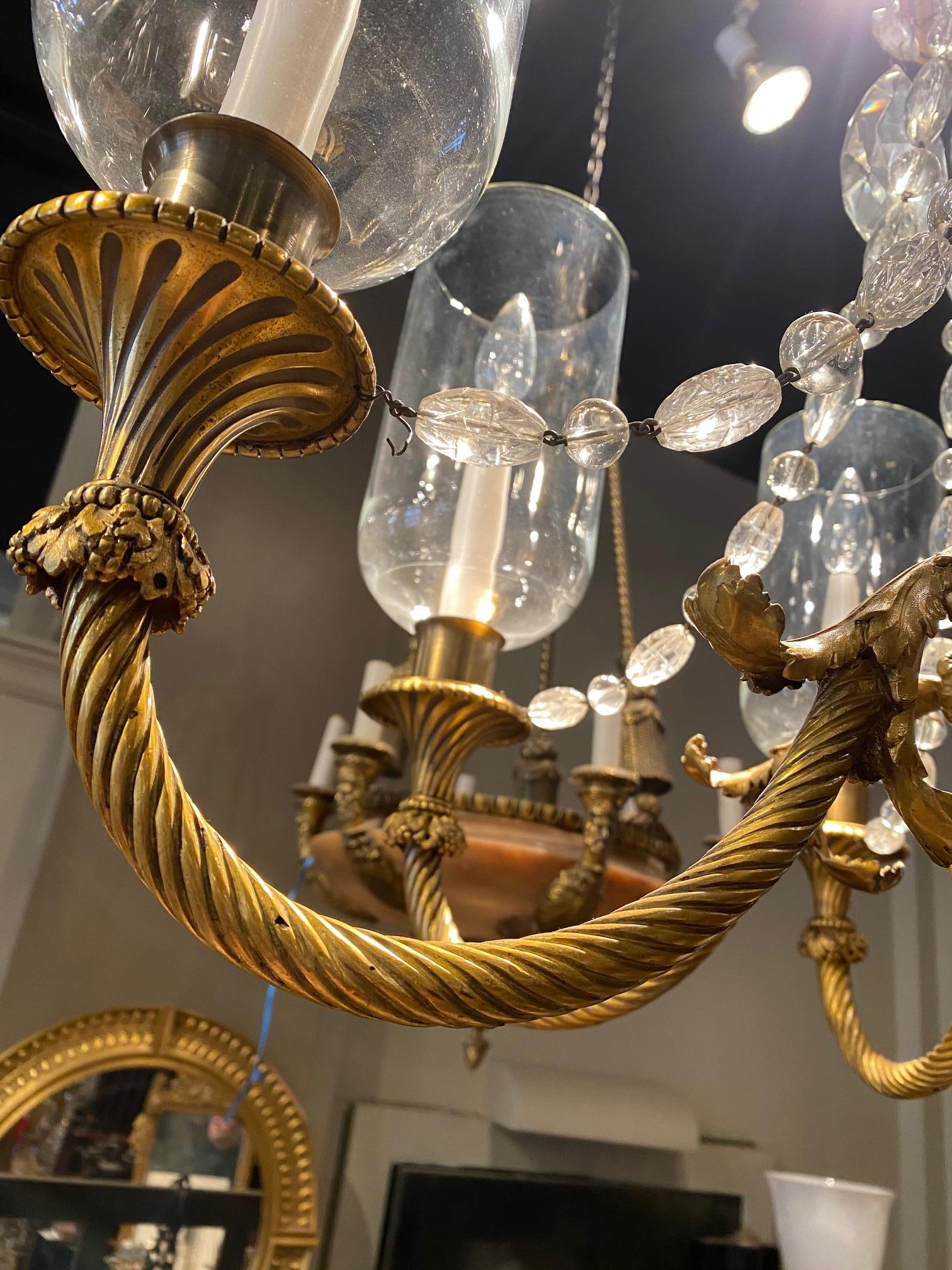 Neoklassischer Kronleuchter aus vergoldeter Bronze und Kristall von Maison Bagus, fein im Angebot 14
