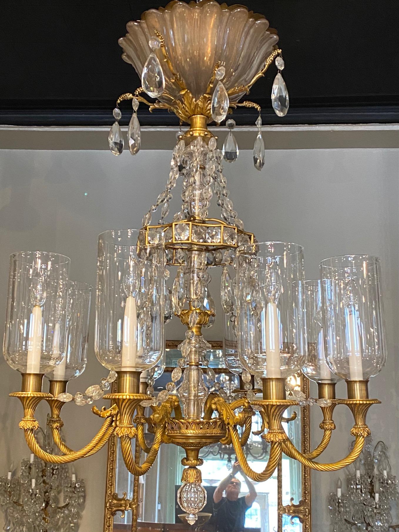 Neoklassischer Kronleuchter aus vergoldeter Bronze und Kristall von Maison Bagus, fein (Französisch) im Angebot