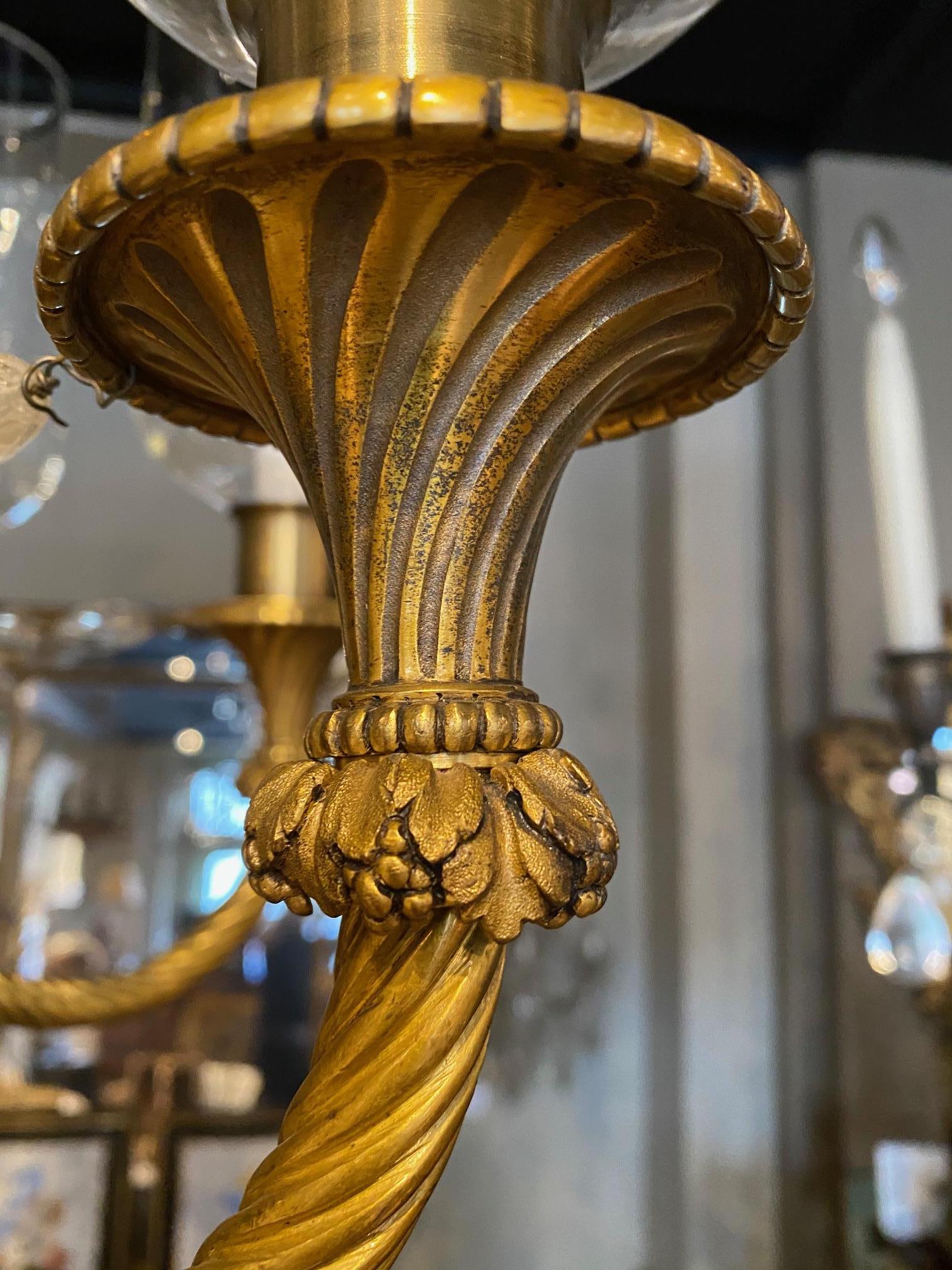 Neoklassischer Kronleuchter aus vergoldeter Bronze und Kristall von Maison Bagus, fein im Angebot 4