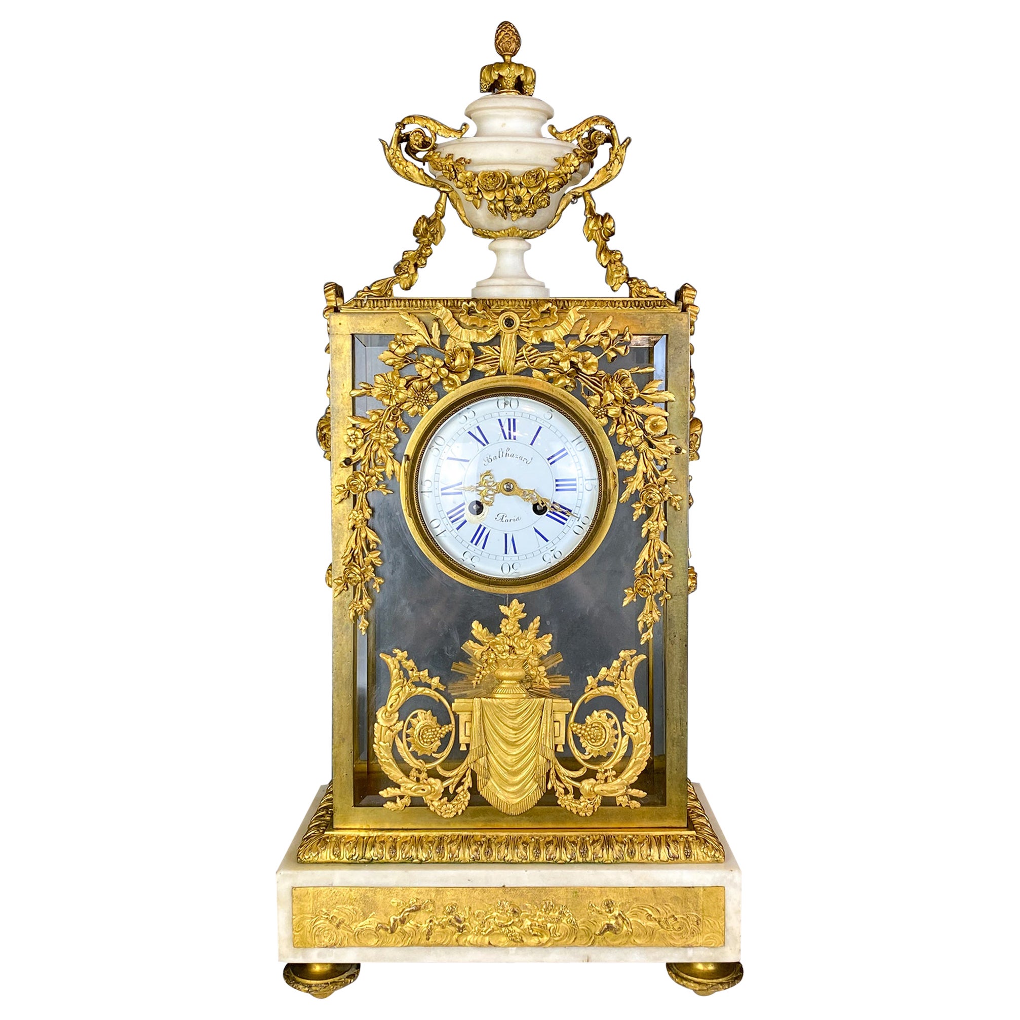 Uhr aus vergoldeter Bronze und Glas mit Sonnenanhänger, Blumen- und Urnendetails